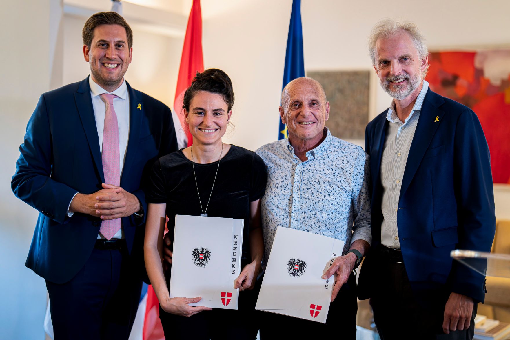 Am 26. Mai 2025 reiste Staatssekret&auml;r Alexander Pr&ouml;ll (l.) zu einem mehrt&auml;gigen Arbeitsbesuch nach Israel. Im Bild bei der &Uuml;berreichung der Staatsb&uuml;rgerschaft gem&auml;&szlig; &sect;58c.