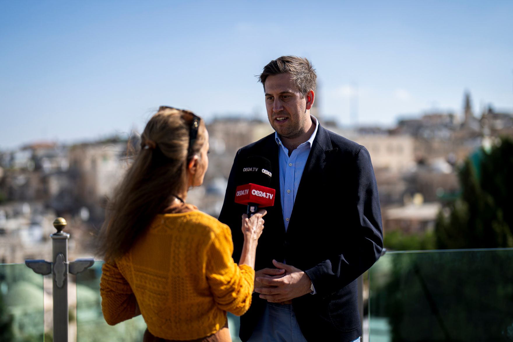 Am 26. Mai 2025 reiste Staatssekret&auml;r Alexander Pr&ouml;ll (r.) zu einem mehrt&auml;gigen Arbeitsbesuch nach Israel. Im Bild bei einem Interview.