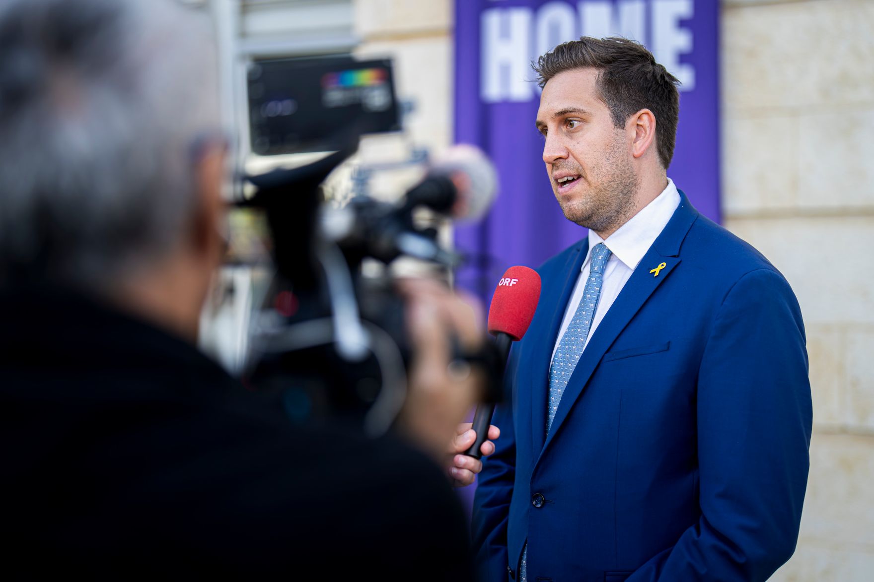 Am 26. Mai 2025 reiste Staatssekret&auml;r Alexander Pr&ouml;ll (r.) zu einem mehrt&auml;gigen Arbeitsbesuch nach Israel. Im Bild bei einem Interview.