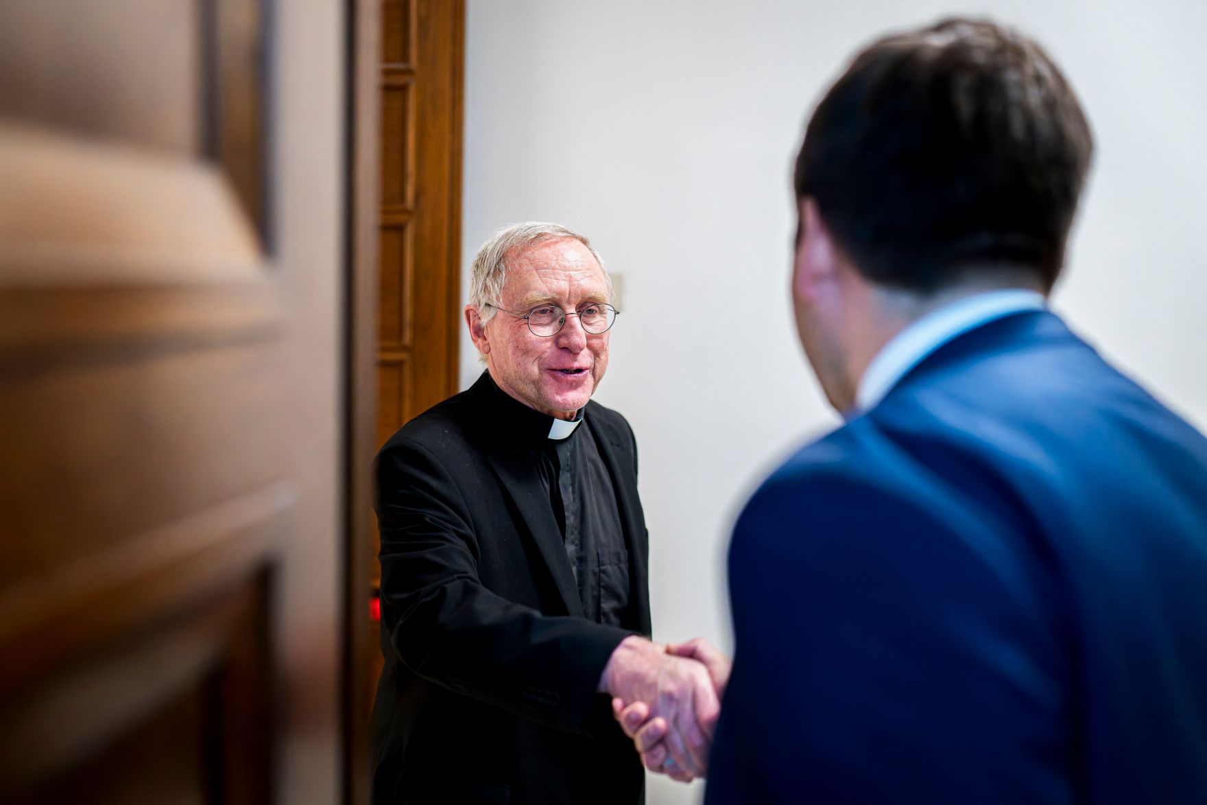 Am 2. Juni 2025 reiste Staatssekret&auml;r Alexander Pr&ouml;ll (r.) zu einem Arbeitsbesuch nach Rom. Im Bild bei einem Arbeistgespr&auml;ch mit dem Sekret&auml;r der Kommission f&uuml;r die religi&ouml;sen Beziehungen zu den Juden, Pater Norbert Johannes Hofmann (l.),