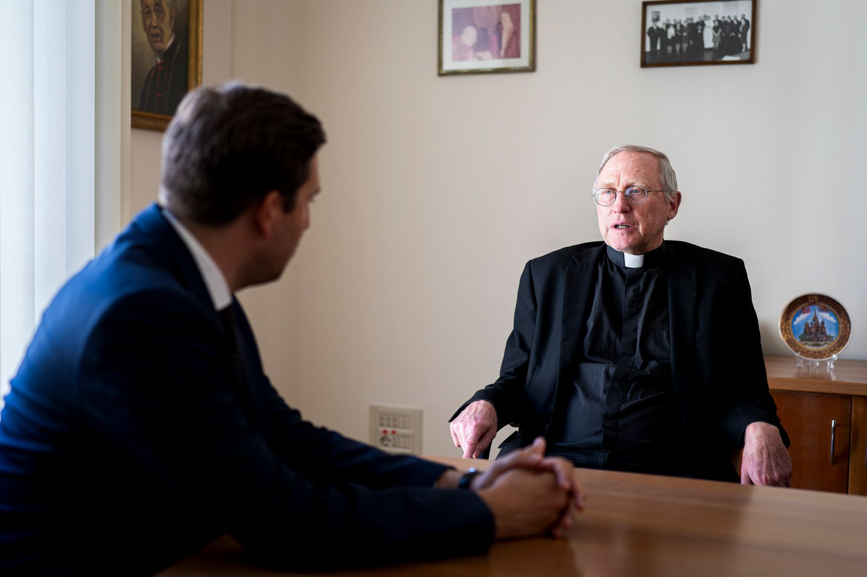 Am 2. Juni 2025 reiste Staatssekret&auml;r Alexander Pr&ouml;ll (l.) zu einem Arbeitsbesuch nach Rom. Im Bild bei einem Arbeistgespr&auml;ch mit dem Sekret&auml;r der Kommission f&uuml;r die religi&ouml;sen Beziehungen zu den Juden, Pater Norbert Johannes Hofmann (r.),
