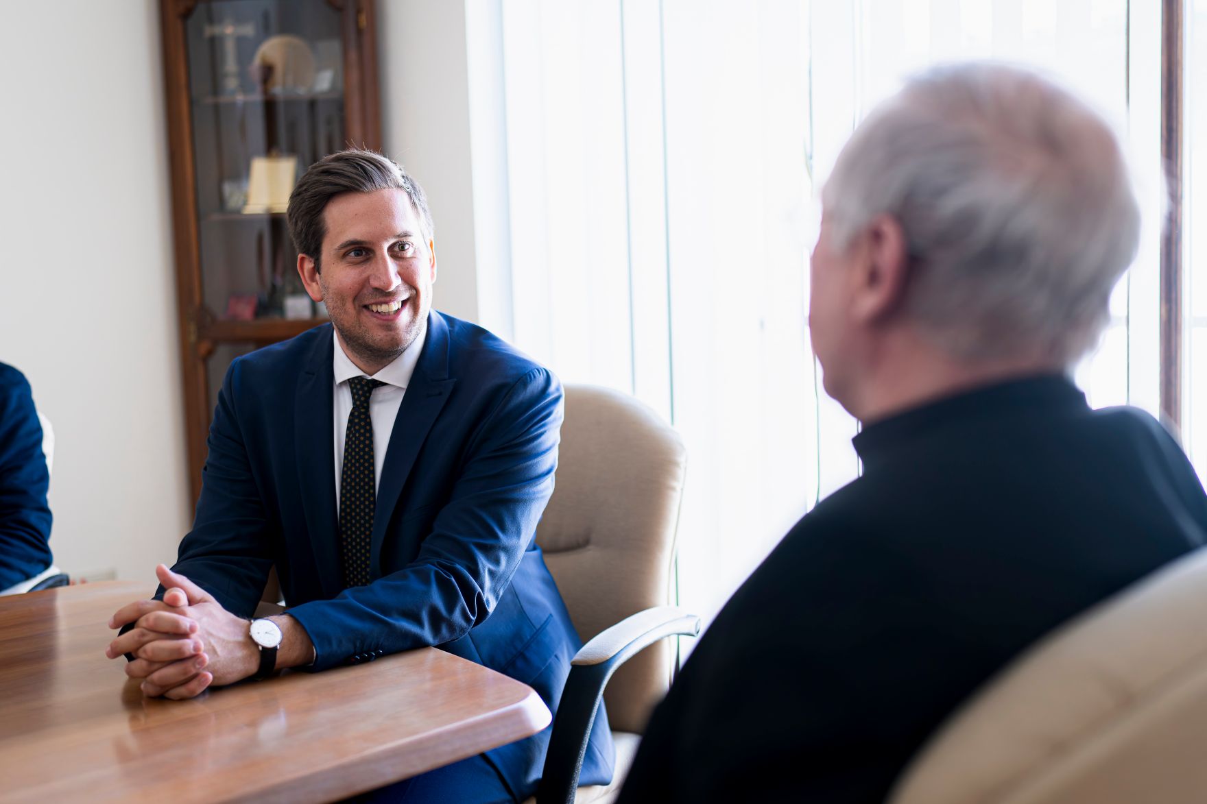 Am 2. Juni 2025 reiste Staatssekret&auml;r Alexander Pr&ouml;ll (l.) zu einem Arbeitsbesuch nach Rom. Im Bild bei einem Arbeistgespr&auml;ch mit dem Sekret&auml;r der Kommission f&uuml;r die religi&ouml;sen Beziehungen zu den Juden, Pater Norbert Johannes Hofmann (r.),