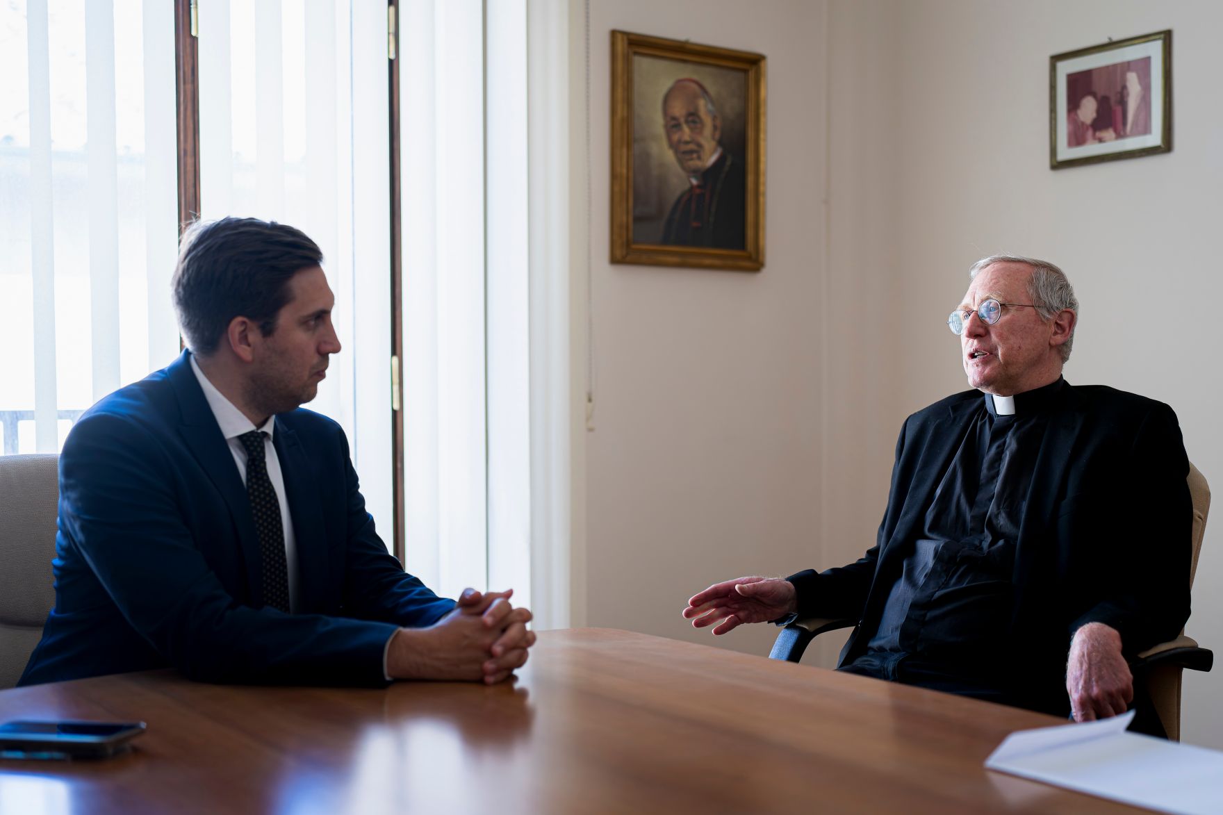 Am 2. Juni 2025 reiste Staatssekret&auml;r Alexander Pr&ouml;ll (l.) zu einem Arbeitsbesuch nach Rom. Im Bild bei einem Arbeistgespr&auml;ch mit dem Sekret&auml;r der Kommission f&uuml;r die religi&ouml;sen Beziehungen zu den Juden, Pater Norbert Johannes Hofmann (r.),