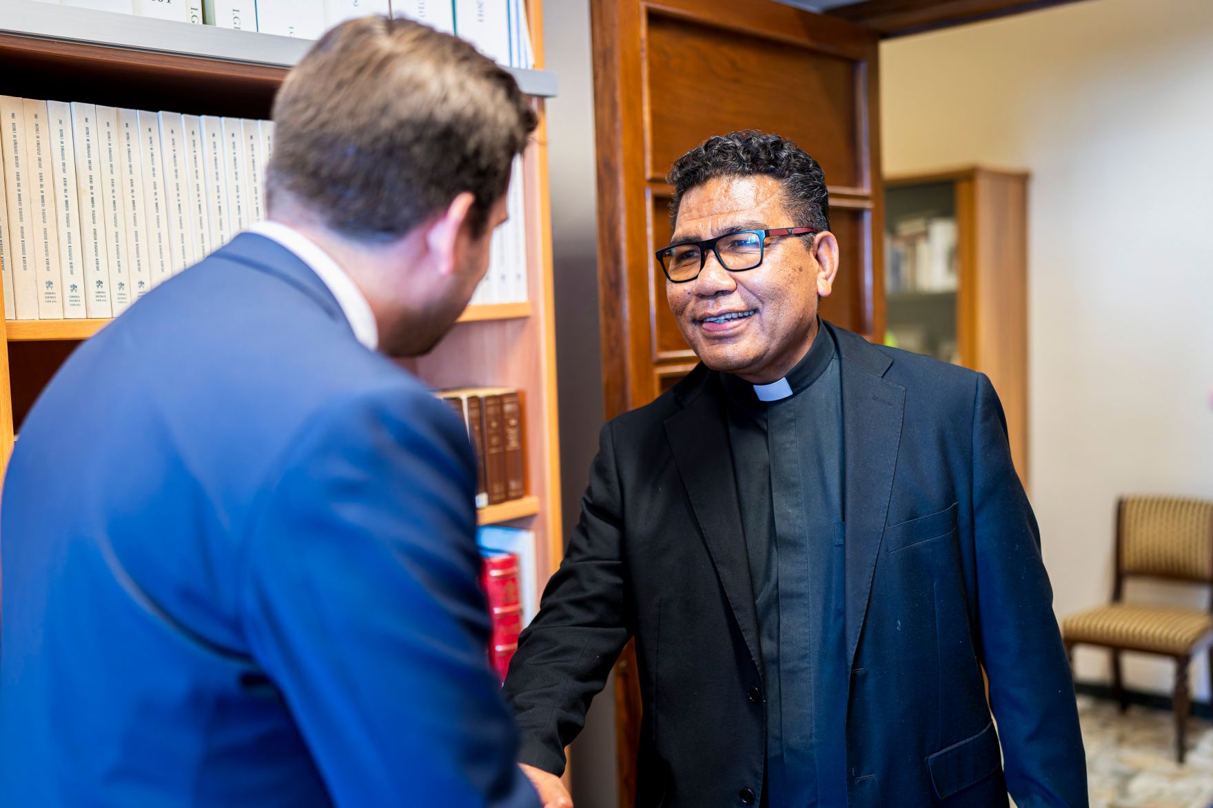 Am 2. Juni 2025 reiste Staatssekret&auml;r Alexander Pr&ouml;ll (l.) zu einem Arbeitsbesuch nach Rom. Im Bild bei einem Arbeitsgespr&auml;ch mit Pater Markus Solo Kewuta (r.), Berater beim P&auml;pstlichen Rat f&uuml;r den Interreligi&ouml;sen Dialog.