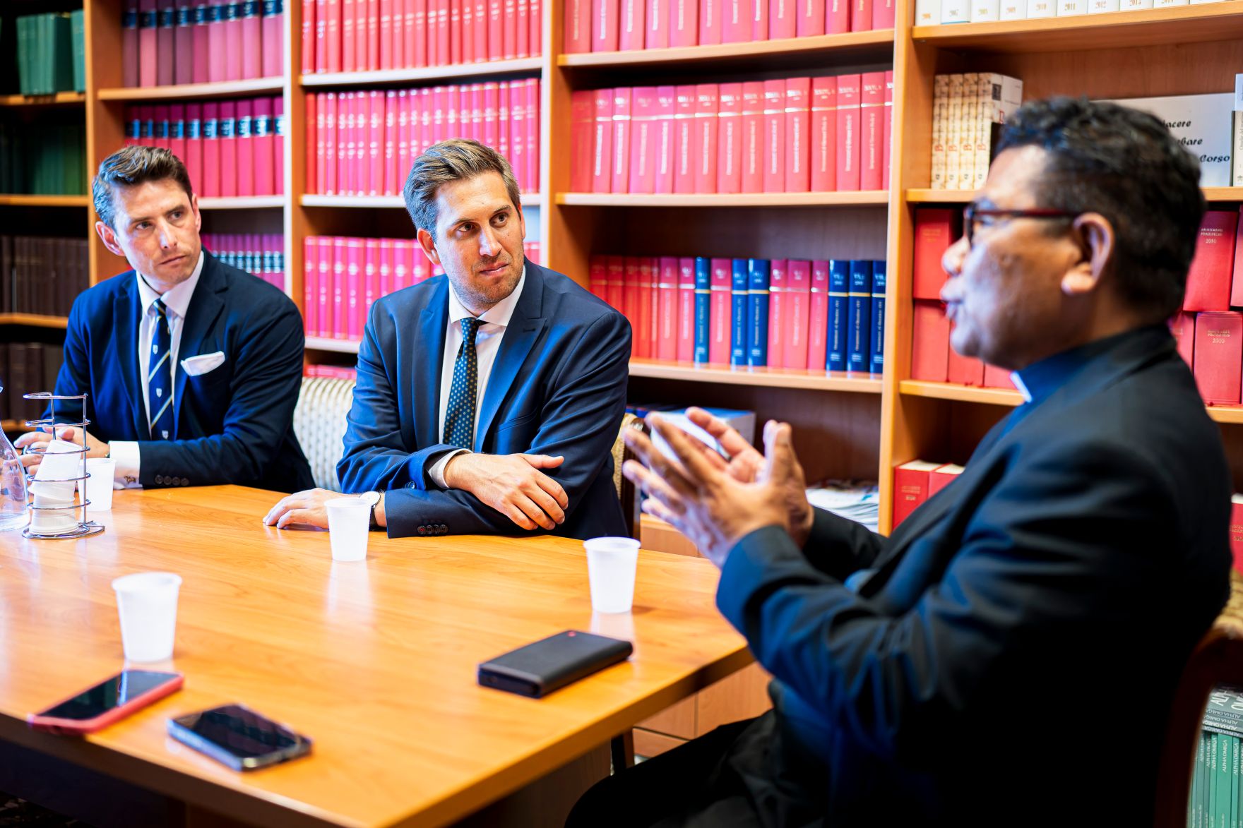 Am 2. Juni 2025 reiste Staatssekret&auml;r Alexander Pr&ouml;ll (m.) zu einem Arbeitsbesuch nach Rom. Im Bild bei einem Arbeitsgespr&auml;ch mit Pater Markus Solo Kewuta (r.), Berater beim P&auml;pstlichen Rat f&uuml;r den Interreligi&ouml;sen Dialog.