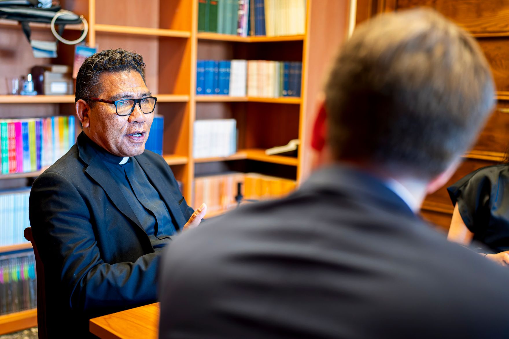 Am 2. Juni 2025 reiste Staatssekret&auml;r Alexander Pr&ouml;ll (r.) zu einem Arbeitsbesuch nach Rom. Im Bild bei einem Arbeitsgespr&auml;ch mit Pater Markus Solo Kewuta (l.), Berater beim P&auml;pstlichen Rat f&uuml;r den Interreligi&ouml;sen Dialog.