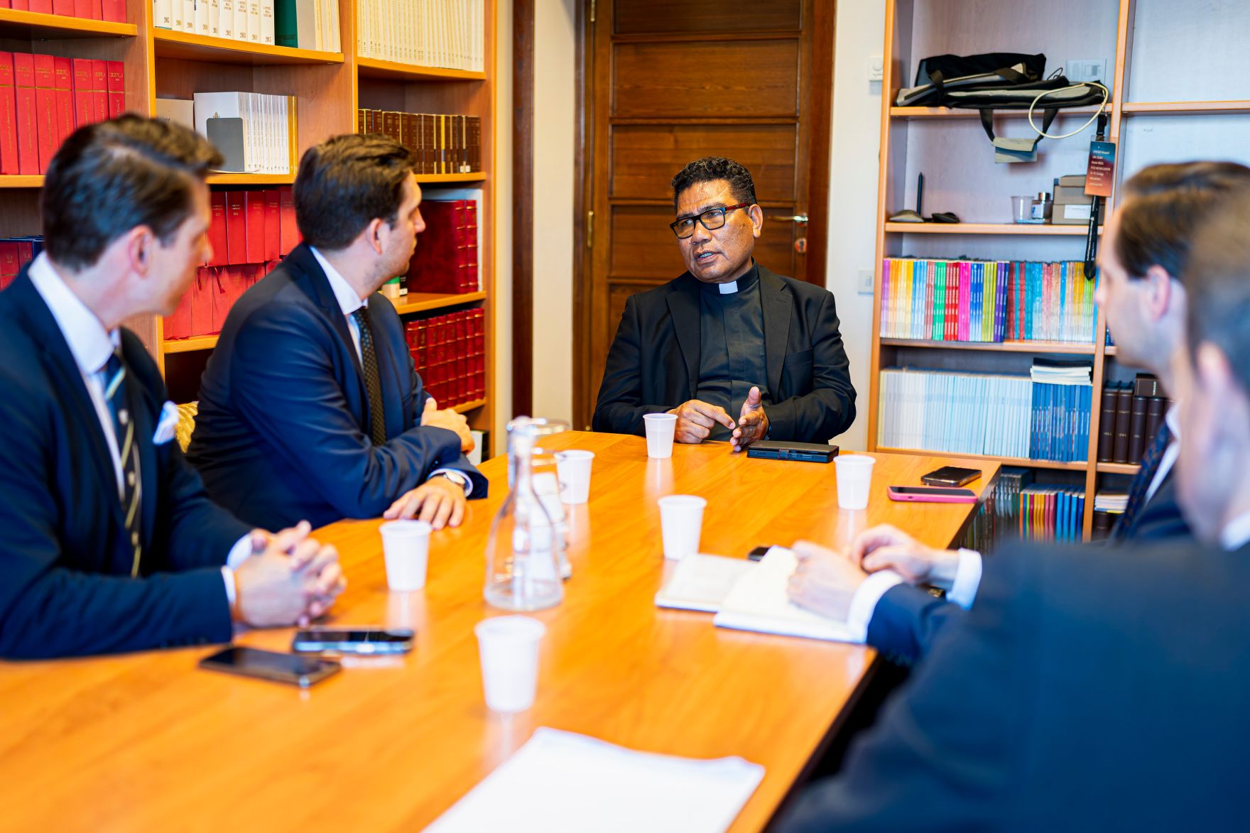 Am 2. Juni 2025 reiste Staatssekret&auml;r Alexander Pr&ouml;ll (m.l.) zu einem Arbeitsbesuch nach Rom. Im Bild bei einem Arbeitsgespr&auml;ch mit Pater Markus Solo Kewuta (m.), Berater beim P&auml;pstlichen Rat f&uuml;r den Interreligi&ouml;sen Dialog.