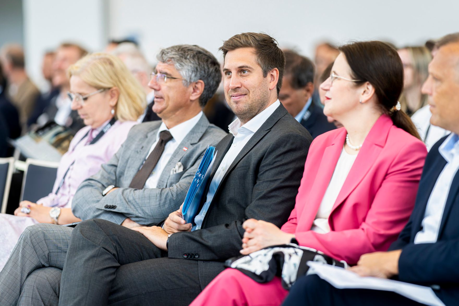 Am 3. Juni 2025 nahm Staatssekret&auml;r Alexander Pr&ouml;ll (m.) an der ADV e-Government Konferenz 2025 im &bdquo;Vienna Airport Conference &amp; Innovation Center&ldquo; teil.