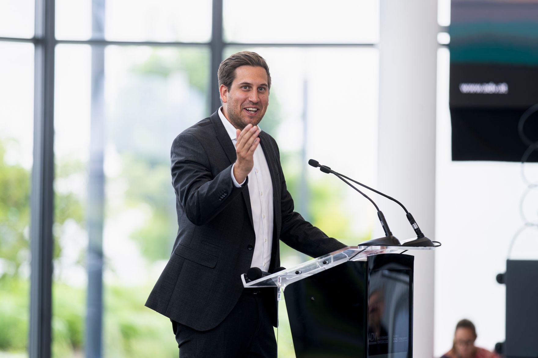 Am 3. Juni 2025 nahm Staatssekret&auml;r Alexander Pr&ouml;ll (im Bild) an der ADV e-Government Konferenz 2025 im &bdquo;Vienna Airport Conference &amp; Innovation Center&ldquo; teil.