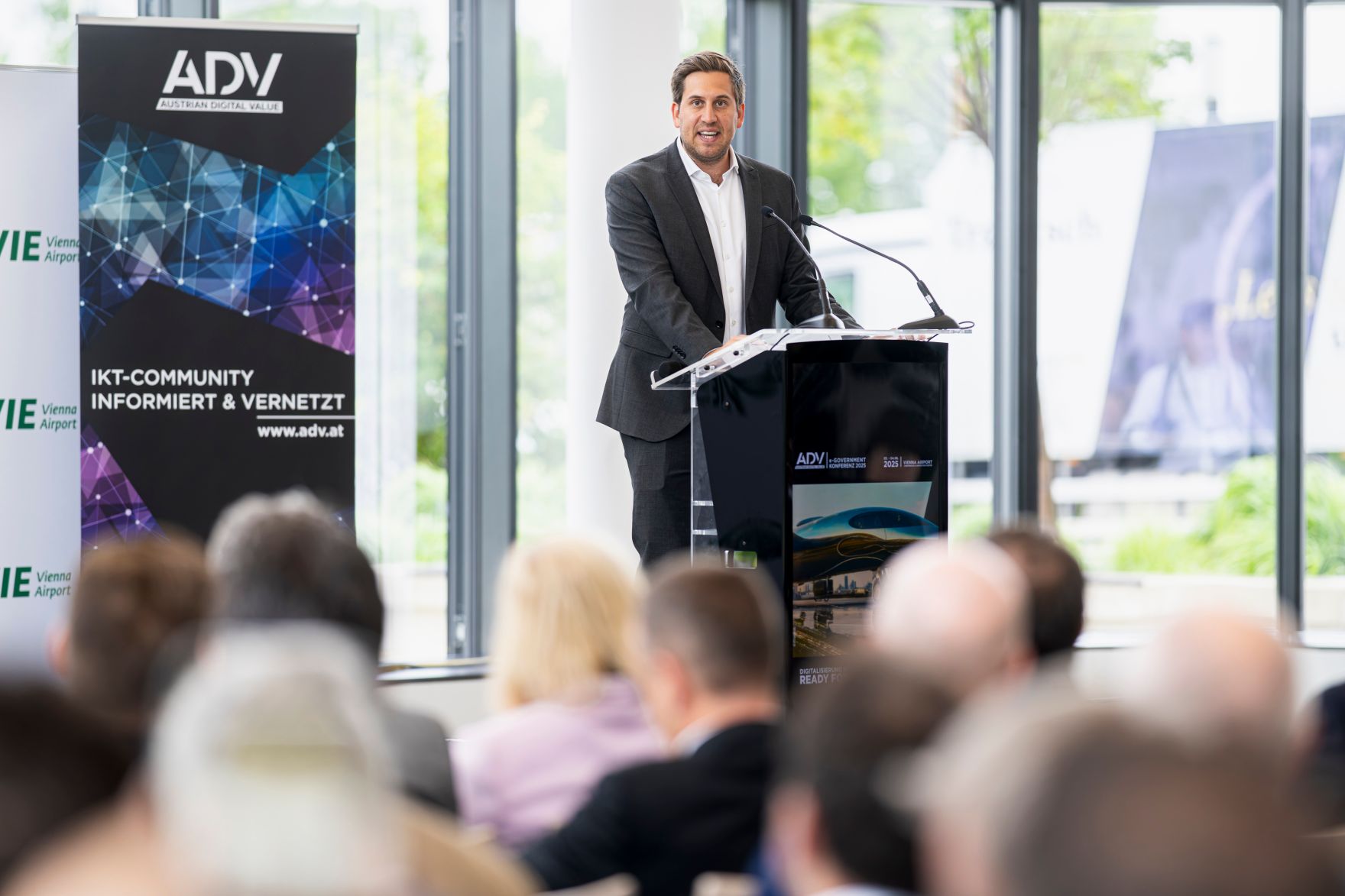Am 3. Juni 2025 nahm Staatssekret&auml;r Alexander Pr&ouml;ll (im Bild) an der ADV e-Government Konferenz 2025 im &bdquo;Vienna Airport Conference &amp; Innovation Center&ldquo; teil.