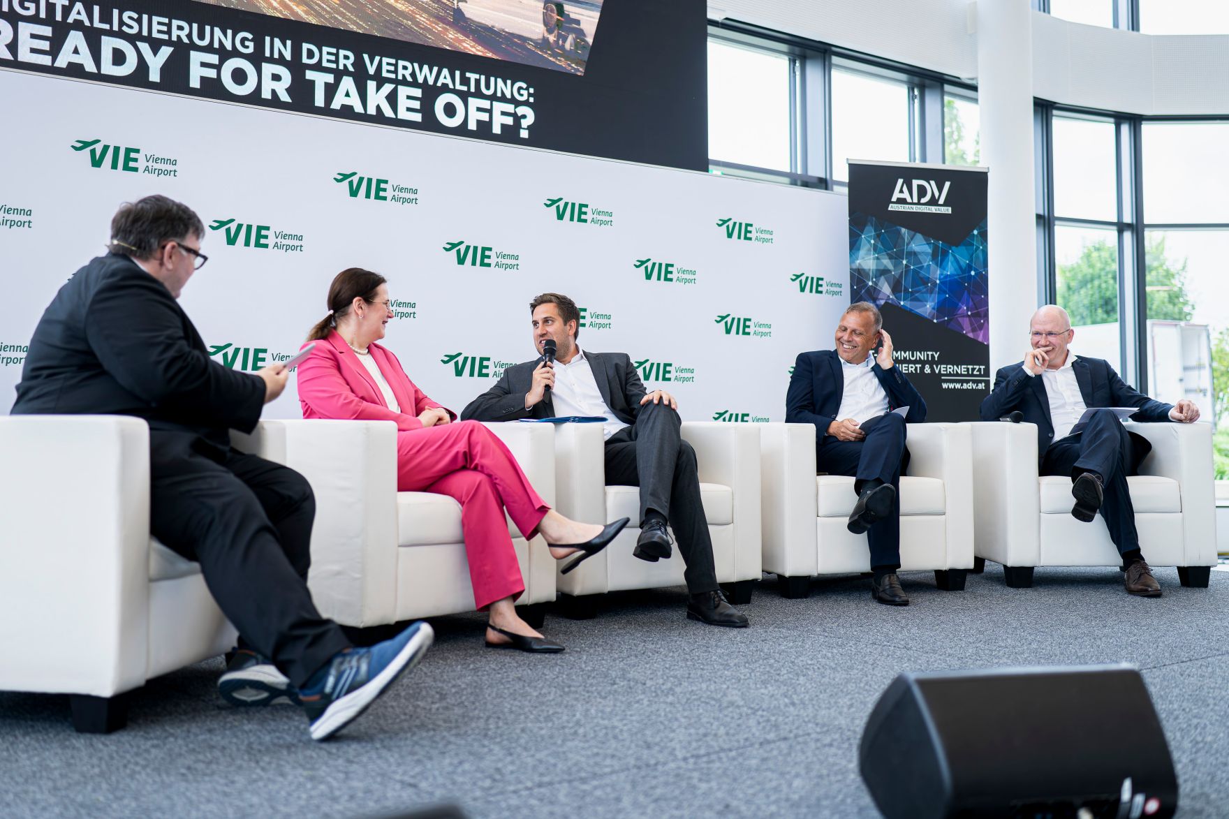 Am 3. Juni 2025 nahm Staatssekret&auml;r Alexander Pr&ouml;ll (m.) an der ADV e-Government Konferenz 2025 im &bdquo;Vienna Airport Conference &amp; Innovation Center&ldquo; teil.