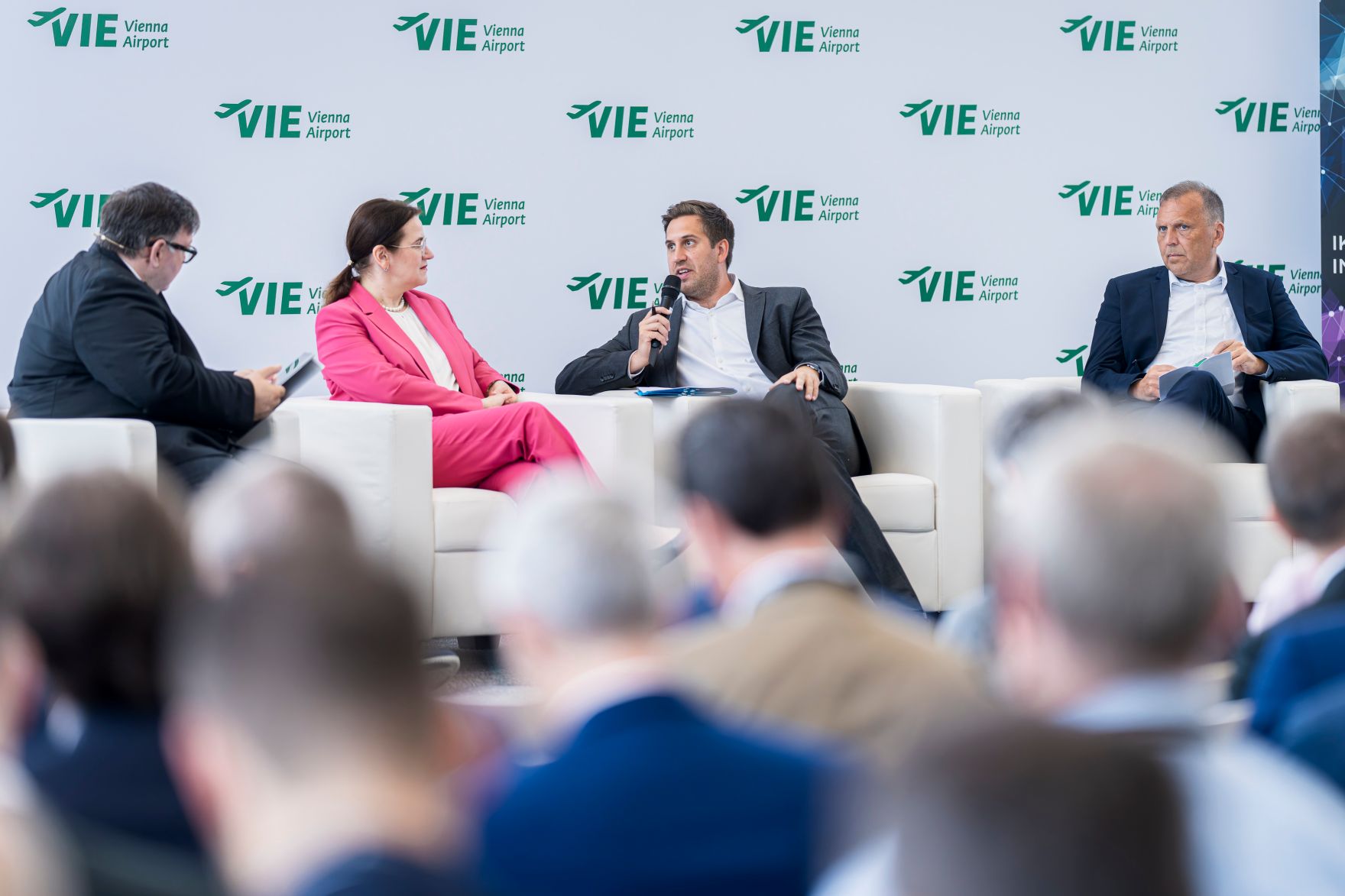 Am 3. Juni 2025 nahm Staatssekret&auml;r Alexander Pr&ouml;ll (m.) an der ADV e-Government Konferenz 2025 im &bdquo;Vienna Airport Conference &amp; Innovation Center&ldquo; teil.