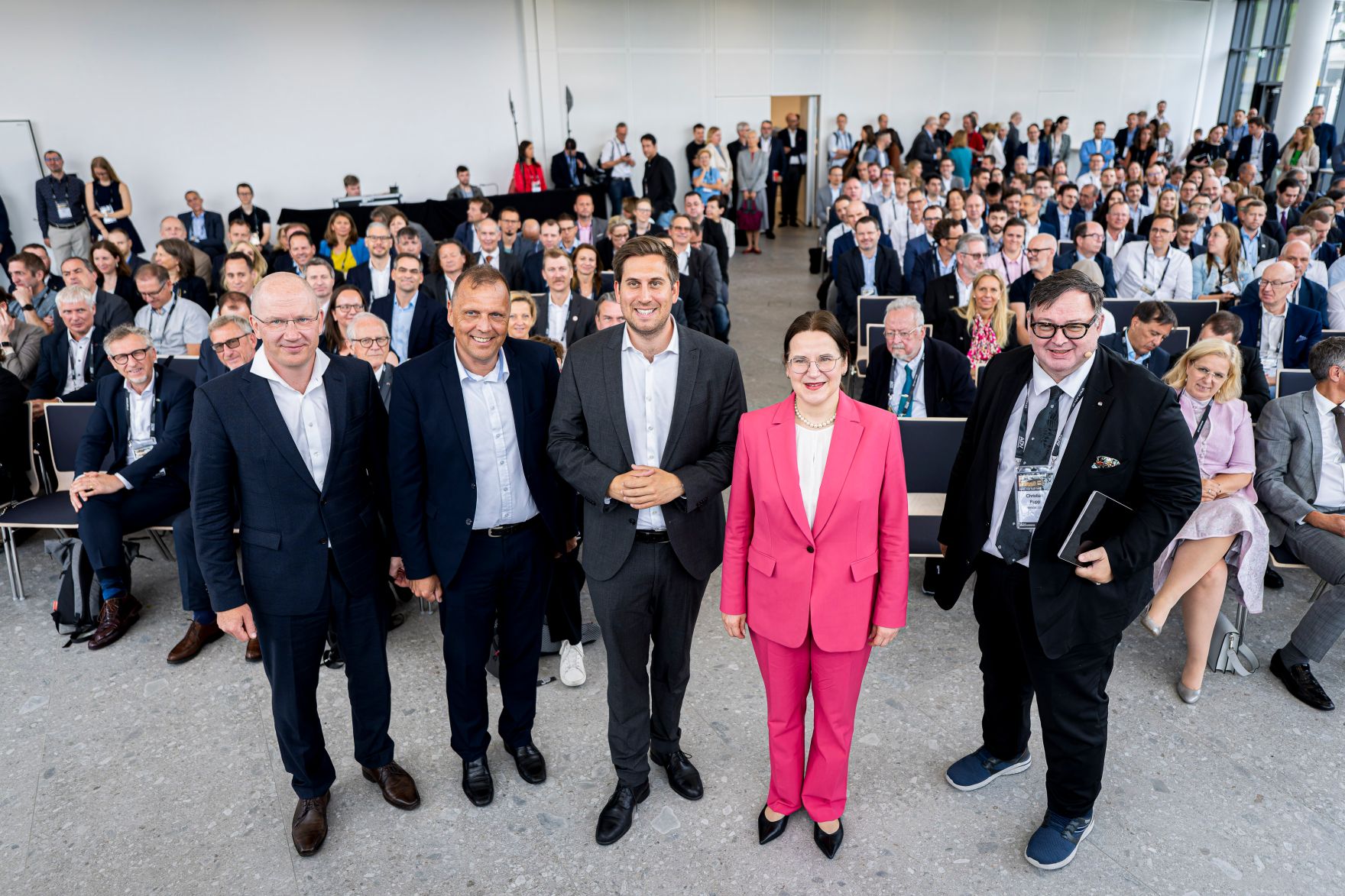 Am 3. Juni 2025 nahm Staatssekret&auml;r Alexander Pr&ouml;ll (m.) an der ADV e-Government Konferenz 2025 im &bdquo;Vienna Airport Conference &amp; Innovation Center&ldquo; teil.