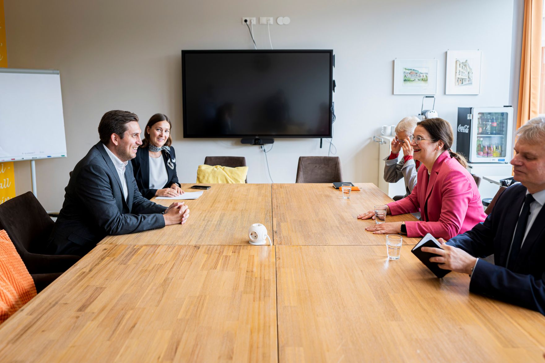 Am 3. Juni 2025 nahm Staatssekret&auml;r Alexander Pr&ouml;ll (l.) an der ADV e-Government Konferenz 2025 im &bdquo;Vienna Airport Conference &amp; Innovation Center&ldquo; teil.