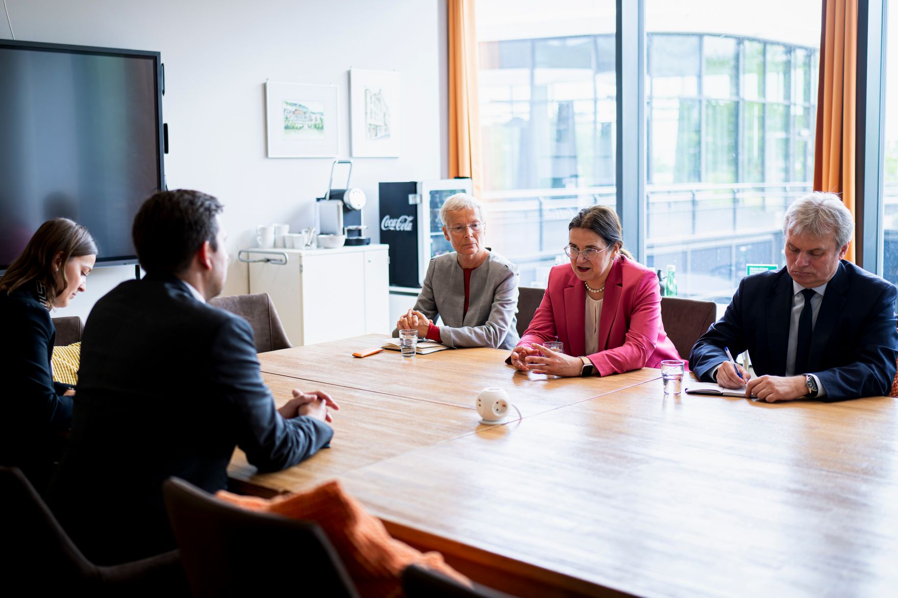 Am 3. Juni 2025 nahm Staatssekret&auml;r Alexander Pr&ouml;ll (l.) an der ADV e-Government Konferenz 2025 im &bdquo;Vienna Airport Conference &amp; Innovation Center&ldquo; teil.