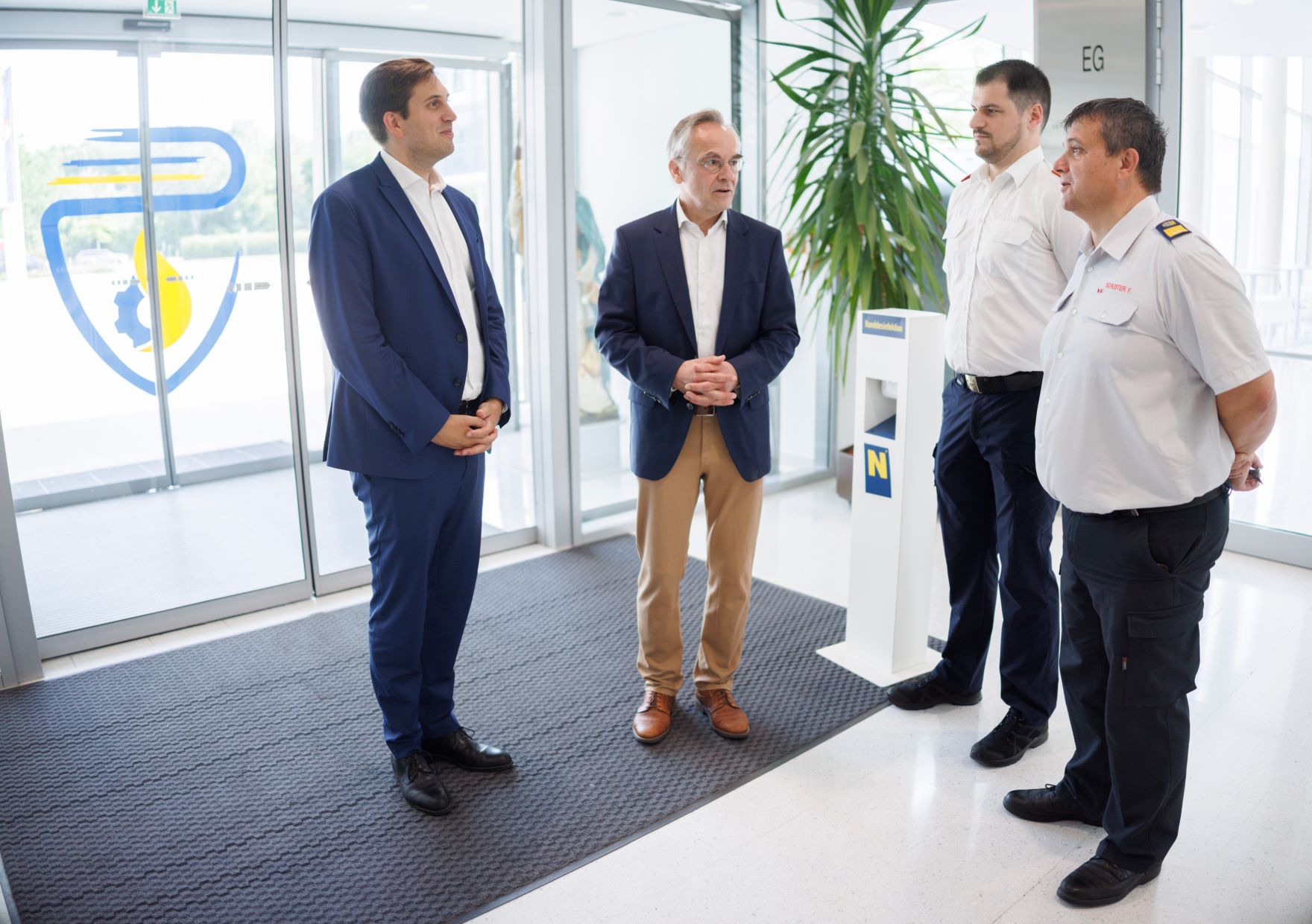 Am 5. Juni 2025 besuchte Staatssekret&auml;r Alexander Pr&ouml;ll (l.) das N&Ouml; Feuerwehr- und Sicherheitszentrum in Tulln an der Donau.