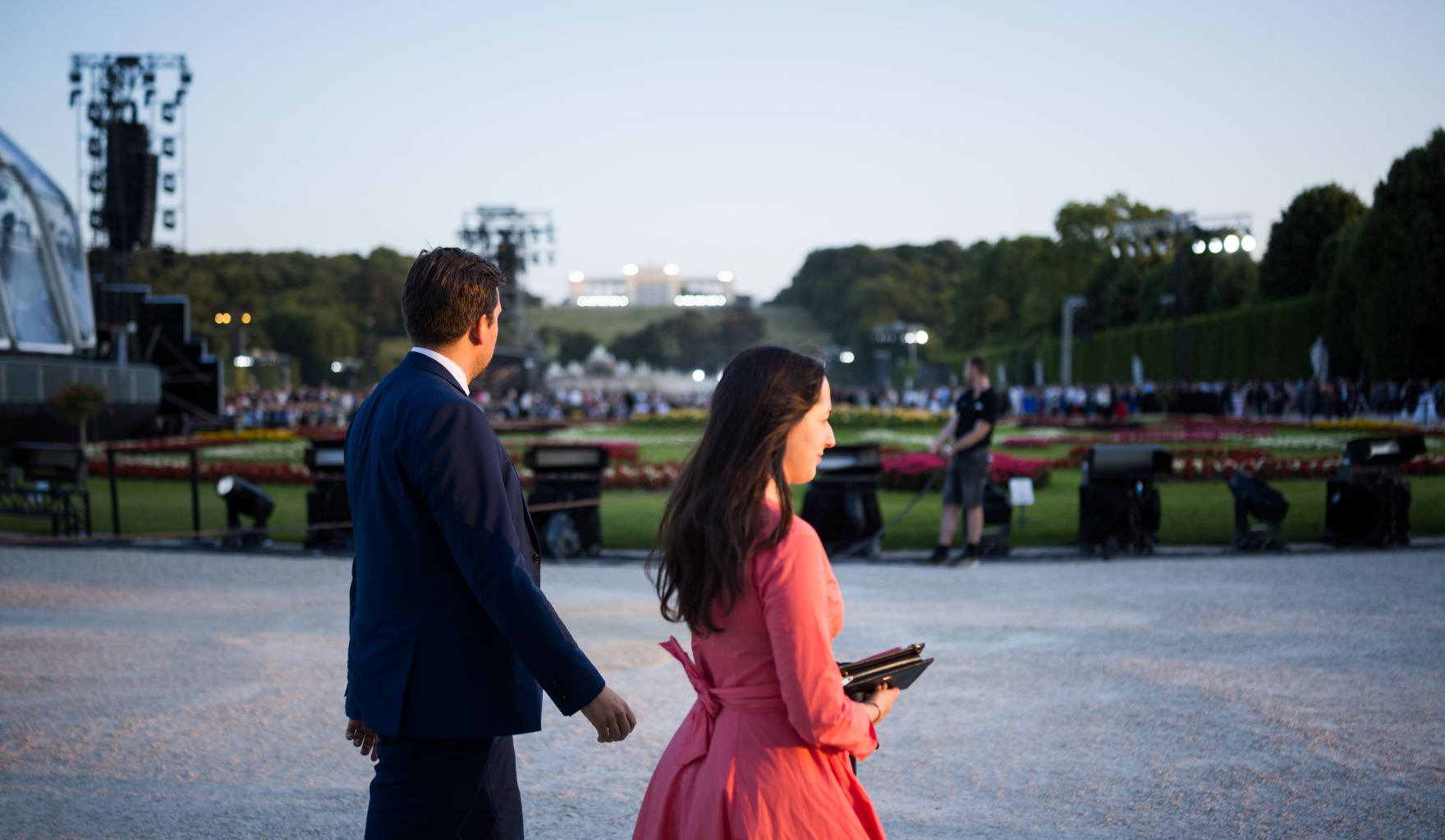 Am 13. Juni 2025 besuchte Staatssekret&auml;r Alexander Pr&ouml;ll (l.) das Sommernachtskonzert im Sch&ouml;nbrunner Schlosspark.