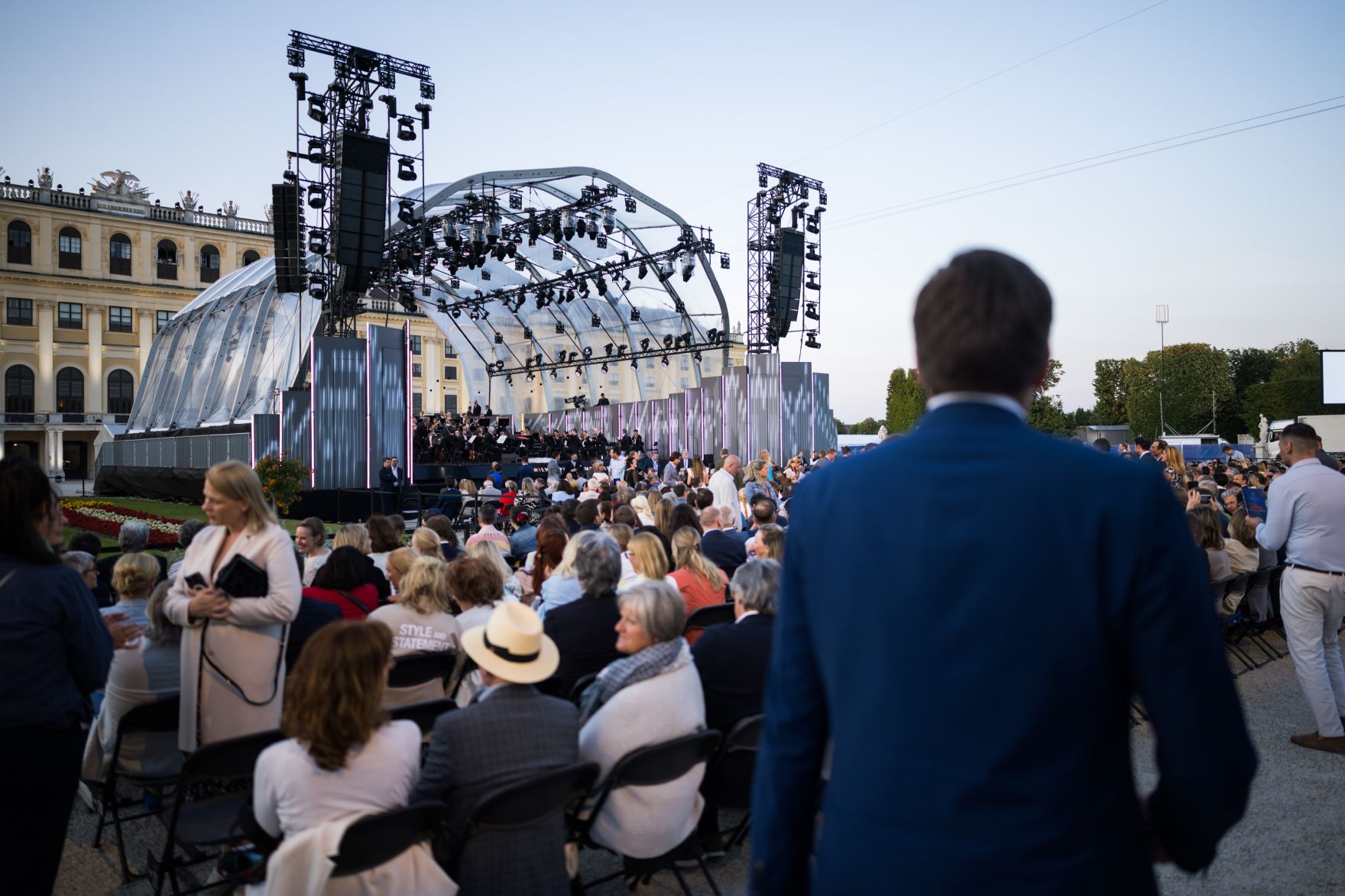 Am 13. Juni 2025 besuchte Staatssekret&auml;r Alexander Pr&ouml;ll (m.r.) das Sommernachtskonzert im Sch&ouml;nbrunner Schlosspark.