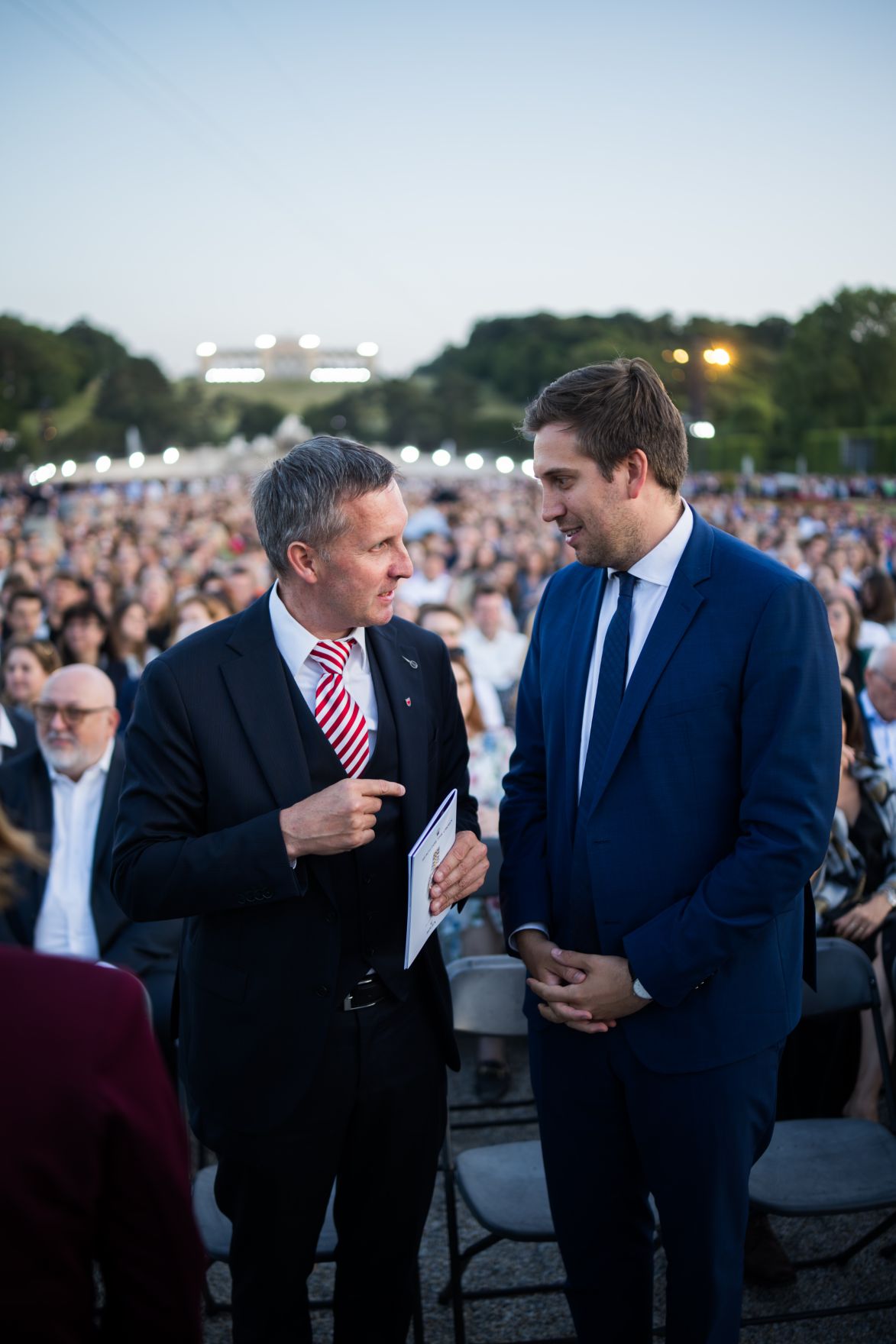 Am 13. Juni 2025 besuchte Staatssekret&auml;r Alexander Pr&ouml;ll (r.) das Sommernachtskonzert im Sch&ouml;nbrunner Schlosspark.