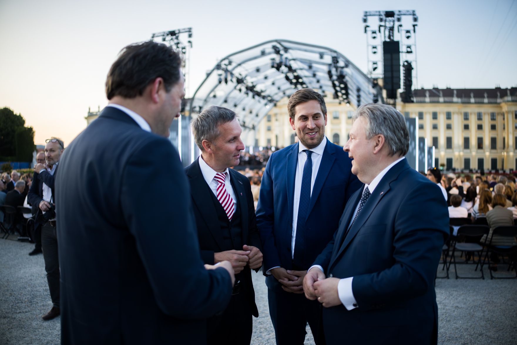 Am 13. Juni 2025 besuchte Staatssekret&auml;r Alexander Pr&ouml;ll (m.r.) das Sommernachtskonzert im Sch&ouml;nbrunner Schlosspark. Im Bild mit Bundesminister Norbert Totschnig (l.) und B&uuml;rgermeister Michael Ludwig (r.).