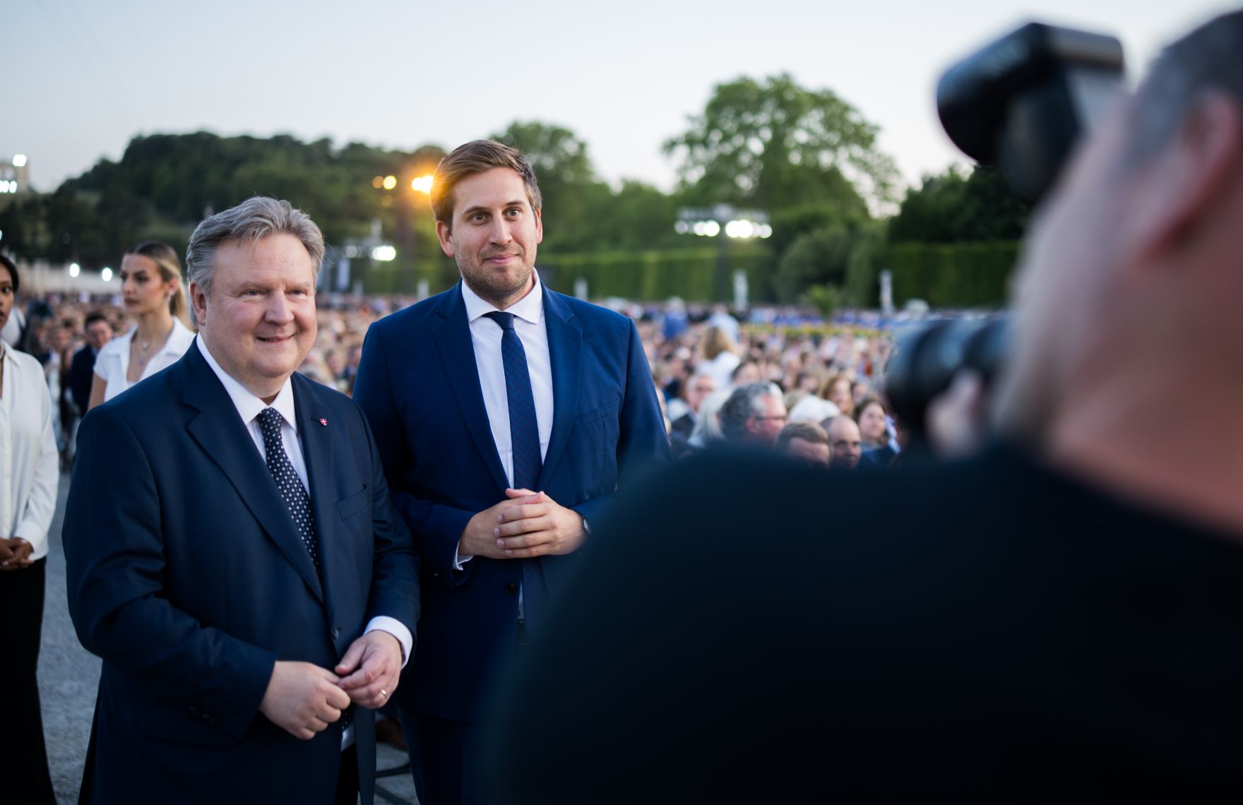 Am 13. Juni 2025 besuchte Staatssekret&auml;r Alexander Pr&ouml;ll (m.) das Sommernachtskonzert im Sch&ouml;nbrunner Schlosspark. Im Bild mit B&uuml;rgermeister Michael Ludwig (l.).