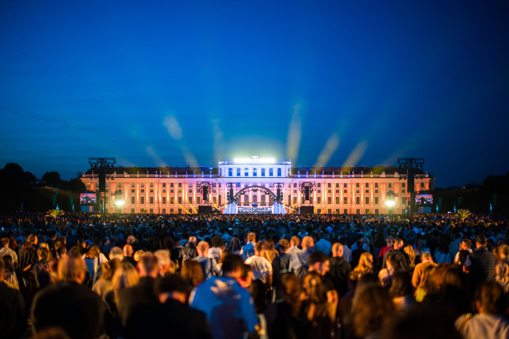 Am 13. Juni 2025 besuchte Staatssekret&auml;r Alexander Pr&ouml;ll das Sommernachtskonzert im Sch&ouml;nbrunner Schlosspark.