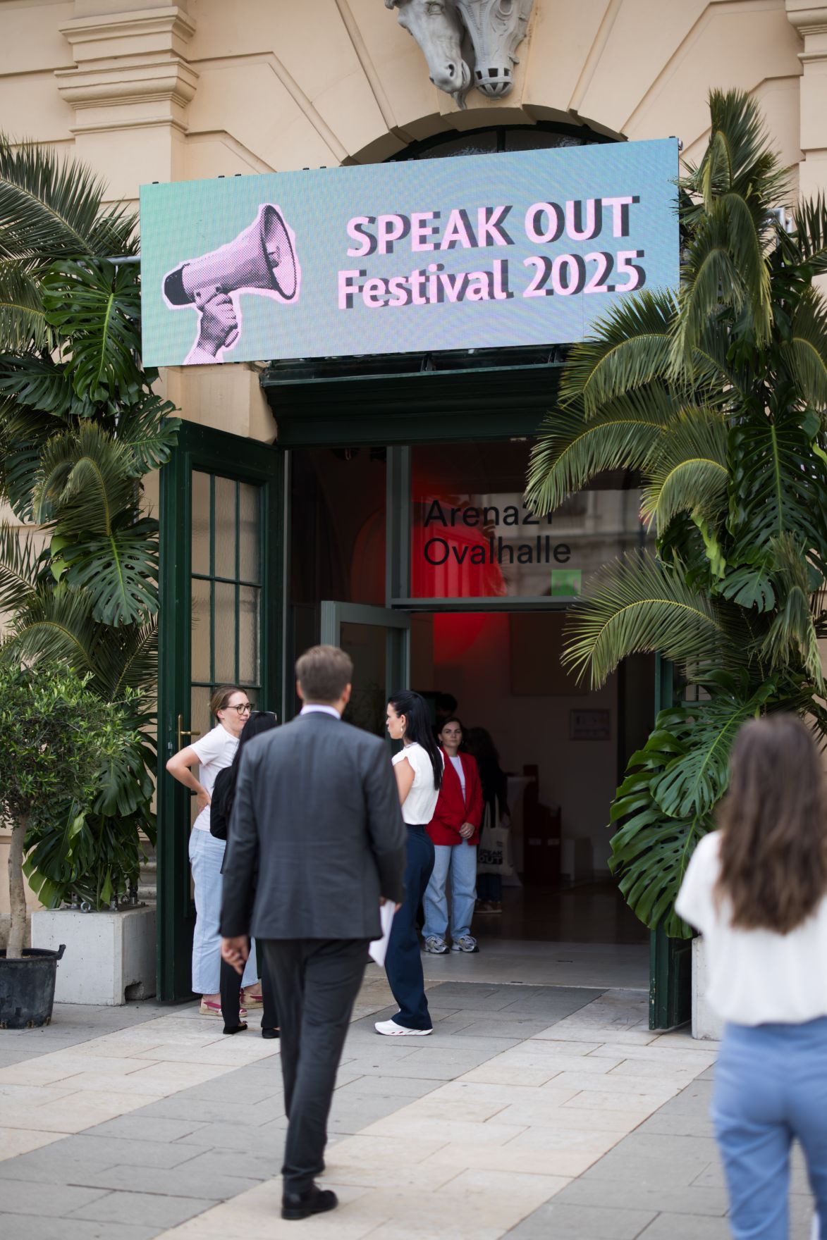 Am 17. Juni 2025 nahm Staatssekret&auml;r Alexander Pr&ouml;ll (m.l.) an dem &bdquo;Speak Out Festival&ldquo; von Kurier Futurezone im MuseumsQuartier Wien teil.