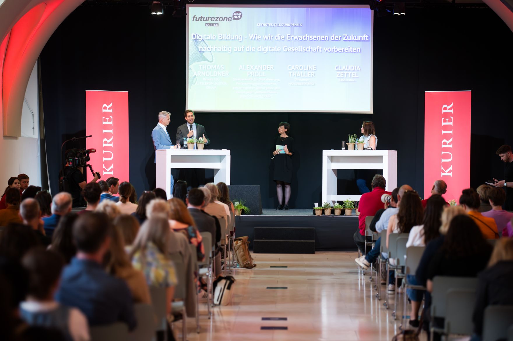 Am 17. Juni 2025 nahm Staatssekret&auml;r Alexander Pr&ouml;ll (m.l.) an dem &bdquo;Speak Out Festival&ldquo; von Kurier Futurezone im MuseumsQuartier Wien teil. Im Bild bei einer Paneldiskussion.