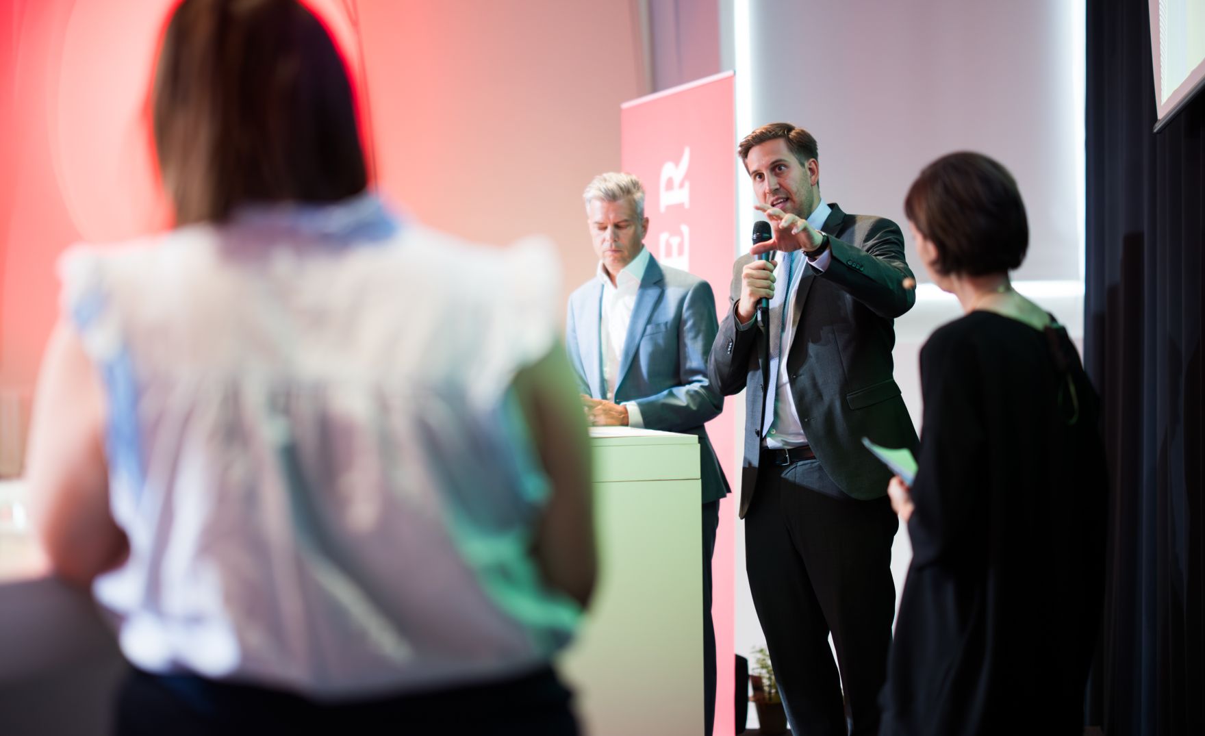 Am 17. Juni 2025 nahm Staatssekret&auml;r Alexander Pr&ouml;ll (2.v.r.) an dem &bdquo;Speak Out Festival&ldquo; von Kurier Futurezone im MuseumsQuartier Wien teil. Im Bild bei einer Paneldiskussion.