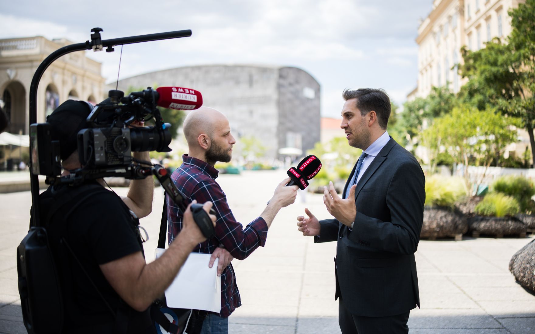 Am 17. Juni 2025 nahm Staatssekret&auml;r Alexander Pr&ouml;ll (r.) an dem &bdquo;Speak Out Festival&ldquo; von Kurier Futurezone im MuseumsQuartier Wien teil.