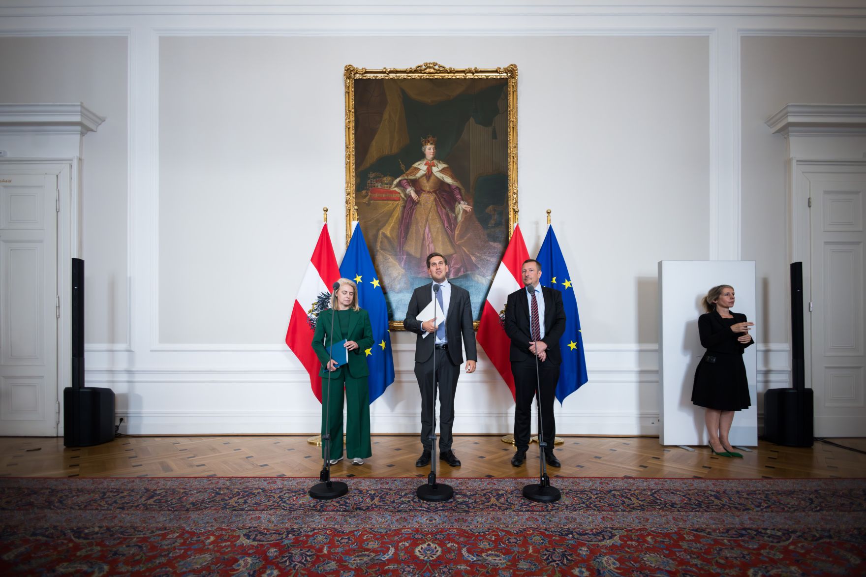 Am 17. Juni nahm Staatssekret&auml;r Alexander Pr&ouml;ll (m.) am Wirtschaftsgipfel anl&auml;sslich der erweiterten Implementierung der ID Austria teil. Im Bild beim Doorstep.