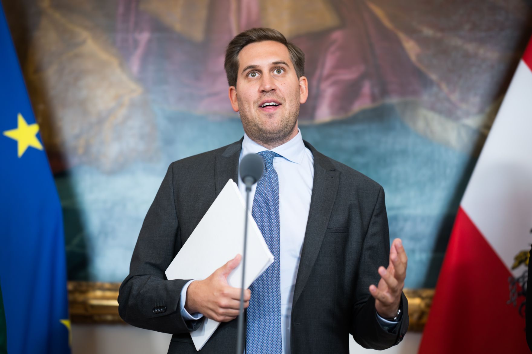 Am 17. Juni nahm Staatssekret&auml;r Alexander Pr&ouml;ll (im Bild) am Wirtschaftsgipfel anl&auml;sslich der erweiterten Implementierung der ID Austria teil. Im Bild beim Doorstep.