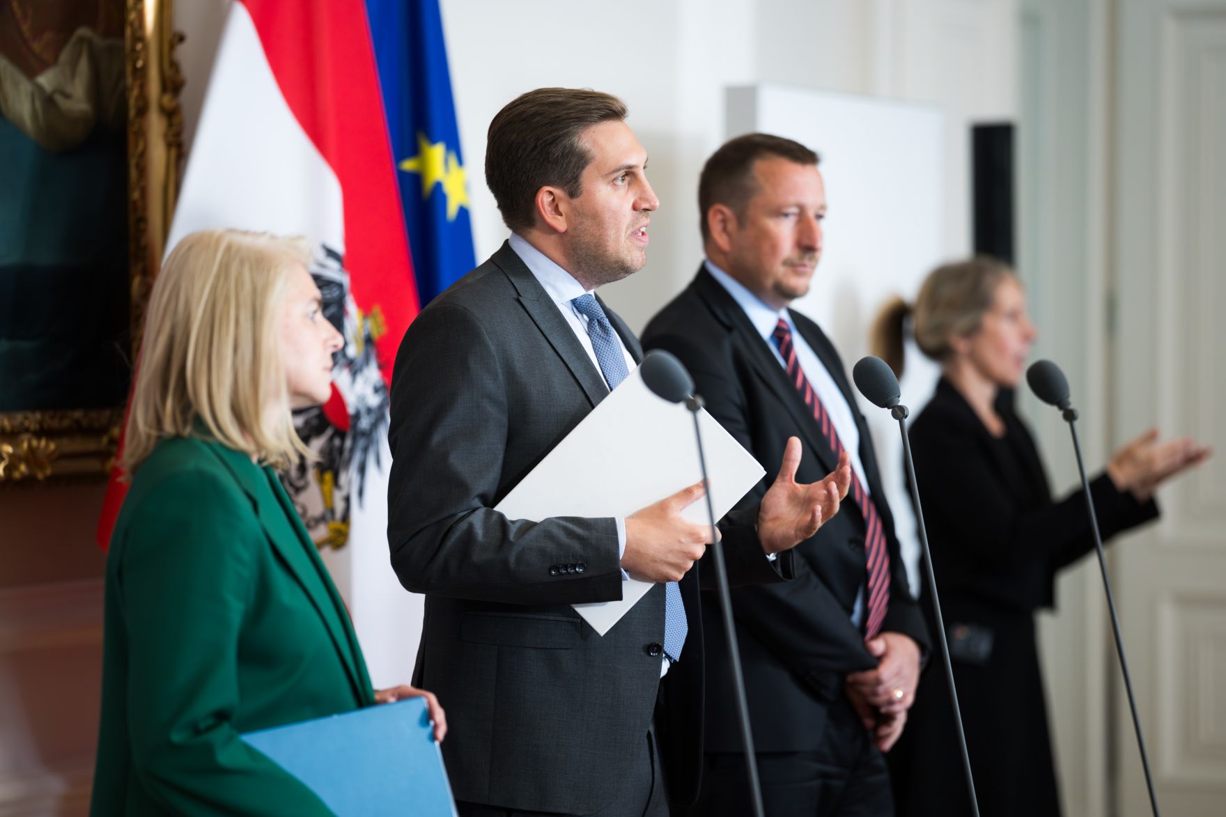 Am 17. Juni nahm Staatssekret&auml;r Alexander Pr&ouml;ll (m.l.) am Wirtschaftsgipfel anl&auml;sslich der erweiterten Implementierung der ID Austria teil. Im Bild beim Doorstep.