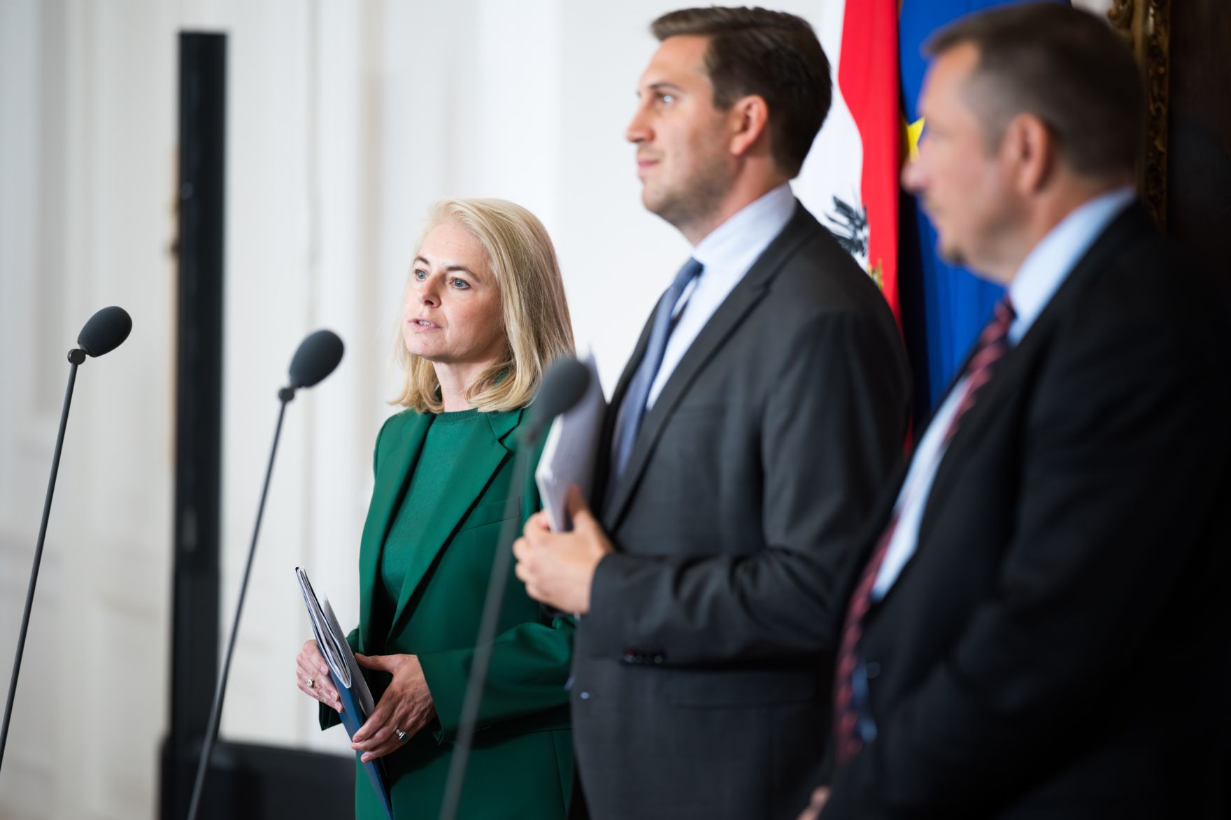 Am 17. Juni nahm Staatssekret&auml;r Alexander Pr&ouml;ll (m.) am Wirtschaftsgipfel anl&auml;sslich der erweiterten Implementierung der ID Austria teil. Im Bild beim Doorstep.