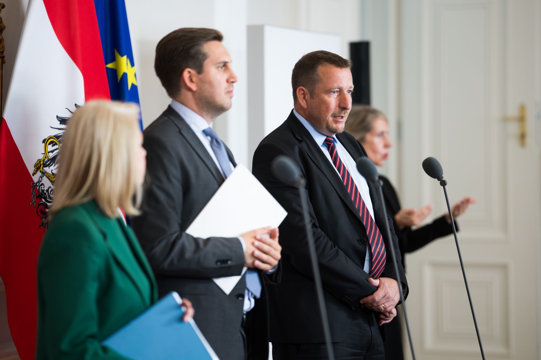 Am 17. Juni nahm Staatssekret&auml;r Alexander Pr&ouml;ll (m.) am Wirtschaftsgipfel anl&auml;sslich der erweiterten Implementierung der ID Austria teil. Im Bild beim Doorstep.