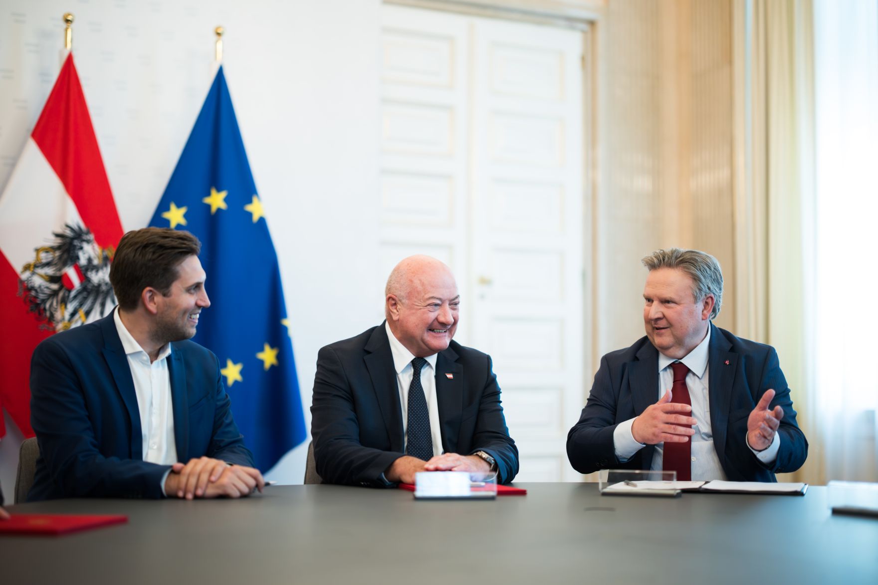 Am 18. Juni 2025 empfing Bundeskanzler Christian Stocker (m.) anl&auml;sslich zum geplanten Aufbau einer &bdquo;KI-Gigafactory&ldquo; f&uuml;r den Raum Wien, den B&uuml;rgermeister von Wien Michael Ludwig (r.). Im Bild mit Staatssekret&auml;r Alexander Pr&ouml;ll (l.).