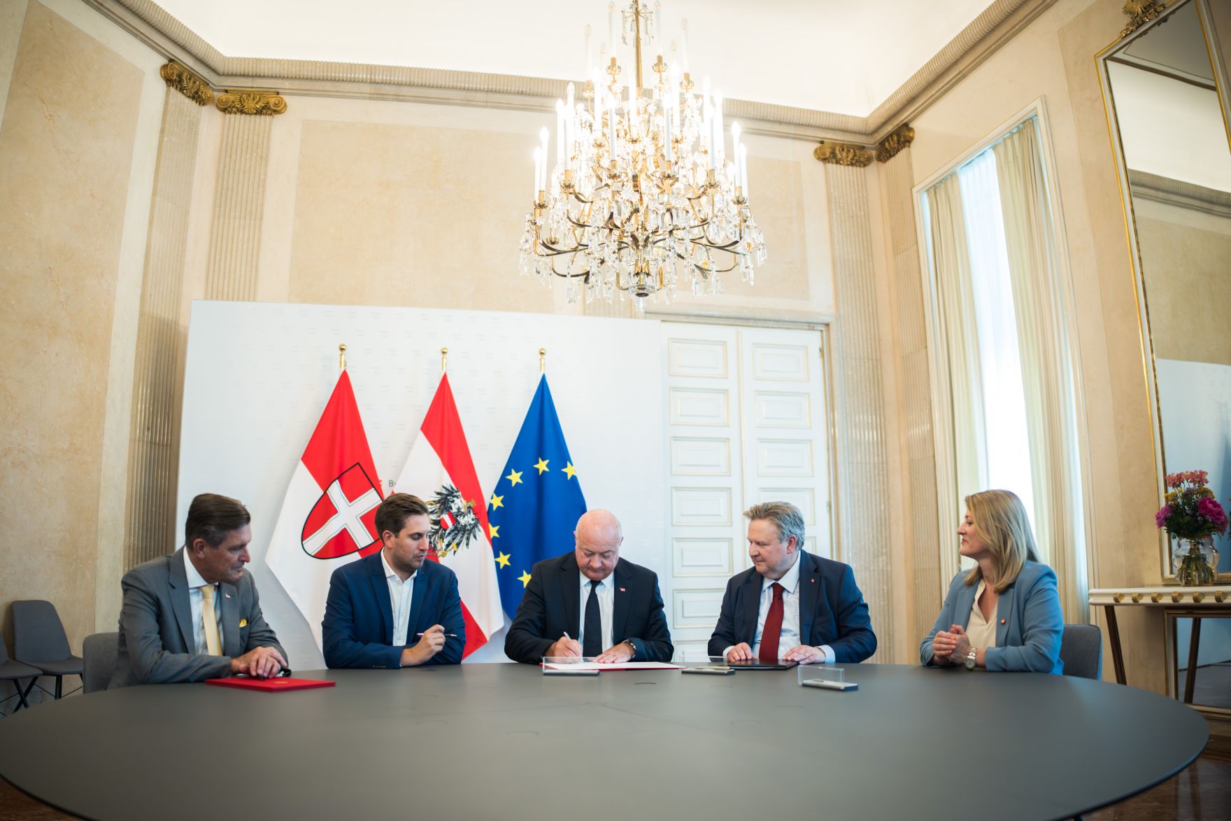 Am 18. Juni 2025 empfing Bundeskanzler Christian Stocker (m.) anl&auml;sslich zum geplanten Aufbau einer &bdquo;KI-Gigafactory&ldquo; f&uuml;r den Raum Wien, den B&uuml;rgermeister von Wien Michael Ludwig (2.v.r.). Im Bild mit Bundesminister Peter Hanke (l.), Staatssekret&auml;r Alexander Pr&ouml;ll (2.v.l.) und Vizeb&uuml;rgermeisterin Bettina Emmerling (r.).