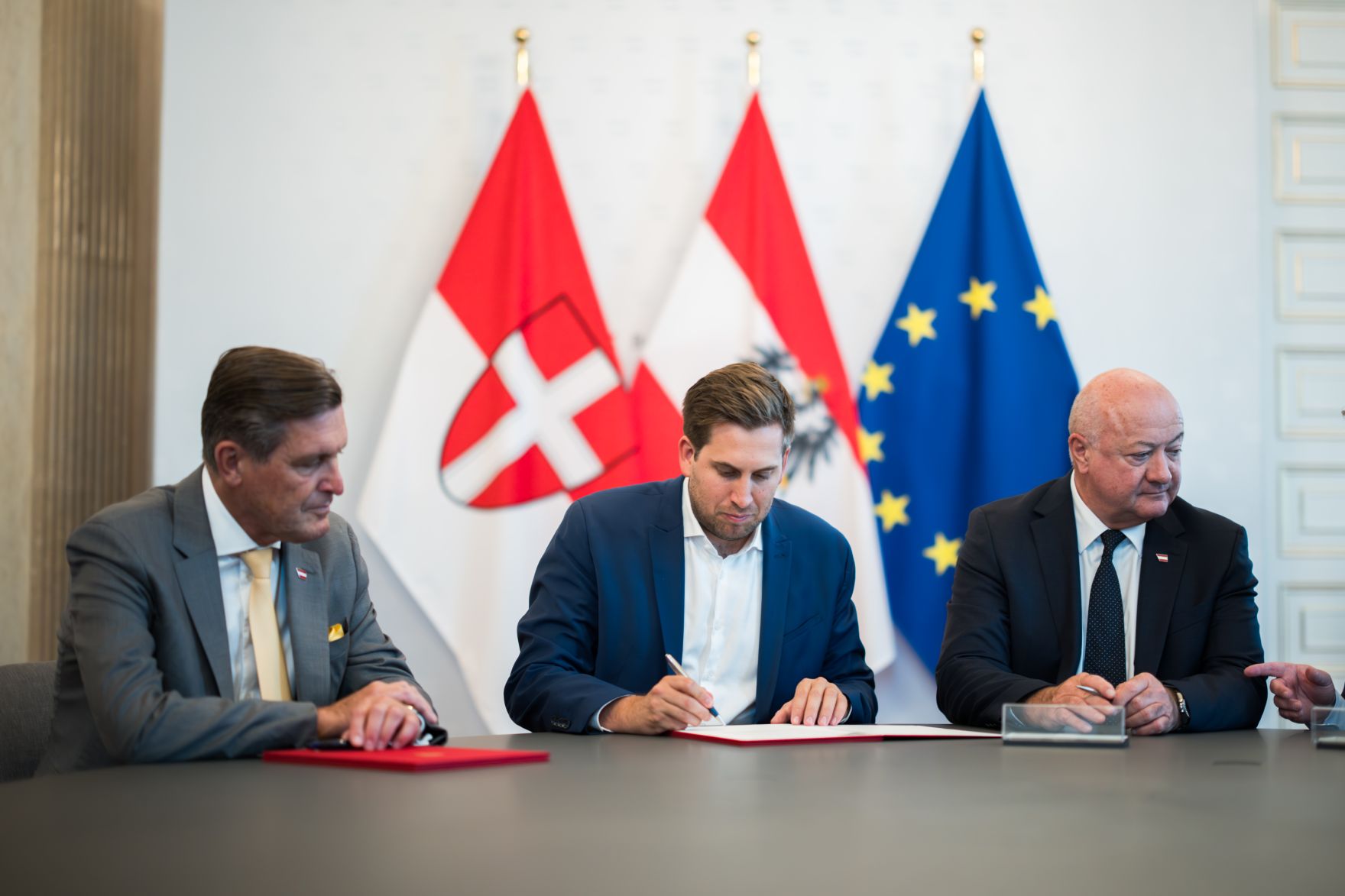 Am 18. Juni 2025 empfing Bundeskanzler Christian Stocker (r.) anl&auml;sslich zum geplanten Aufbau einer &bdquo;KI-Gigafactory&ldquo; f&uuml;r den Raum Wien, den B&uuml;rgermeister von Wien Michael Ludwig. Im Bild mit Bundesminister Peter Hanke (l.) und Staatssekret&auml;r Alexander Pr&ouml;ll (m).