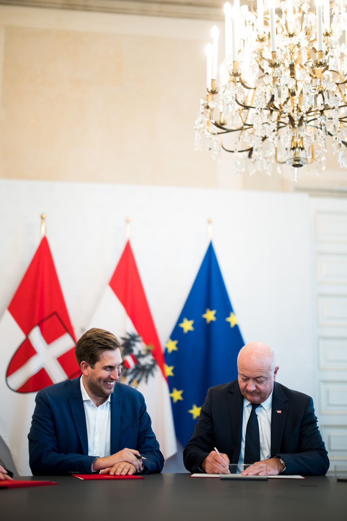 Am 18. Juni 2025 empfing Bundeskanzler Christian Stocker (r.) anl&auml;sslich zum geplanten Aufbau einer &bdquo;KI-Gigafactory&ldquo; f&uuml;r den Raum Wien, den B&uuml;rgermeister von Wien Michael Ludwig. Im Bild mit Staatssekret&auml;r Alexander Pr&ouml;ll (l.).