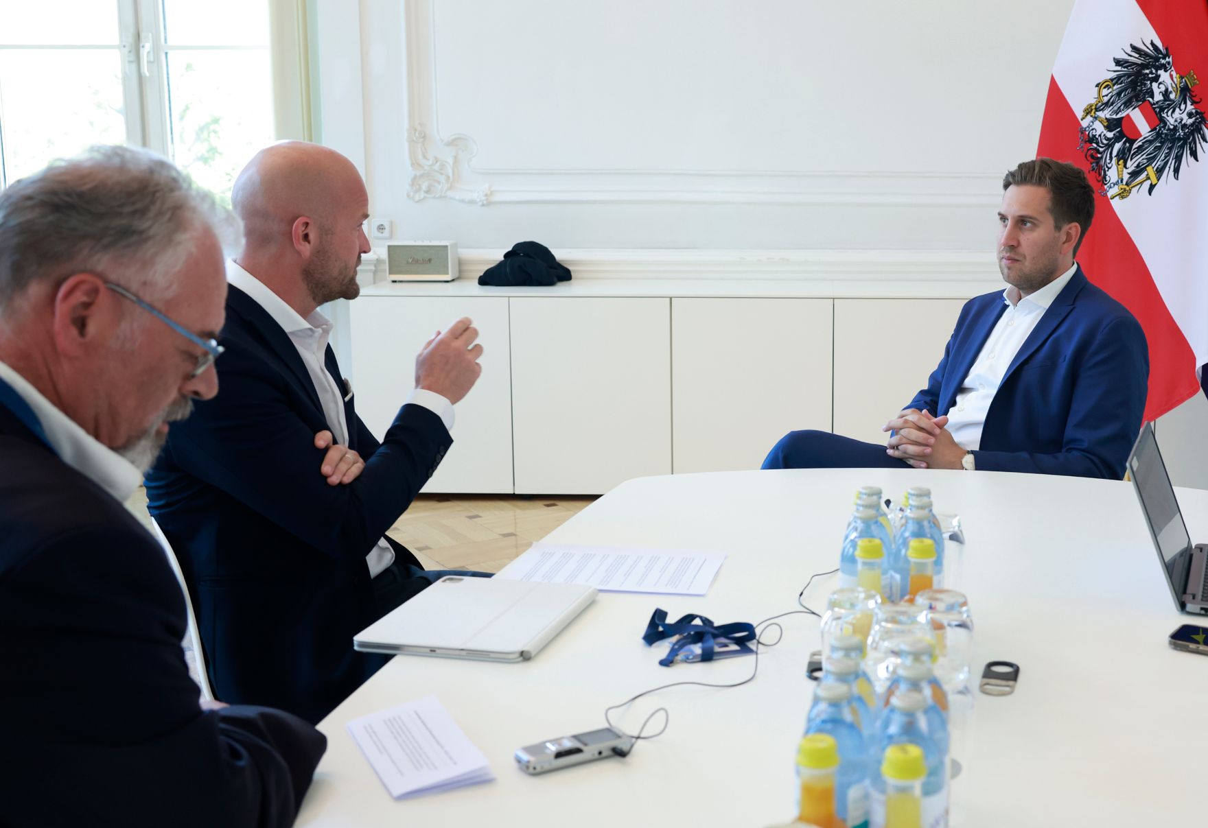 Am 18. Juni 2025 empfing Staatssekret&auml;r Alexander Pr&ouml;ll (r.) den Gesch&auml;ftsf&uuml;hrer des &Ouml;sterreichischen Kommunal-Verlags Michael Zimper (l.) zu einem Arbeitsgespr&auml;ch im Bundeskanzleramt.