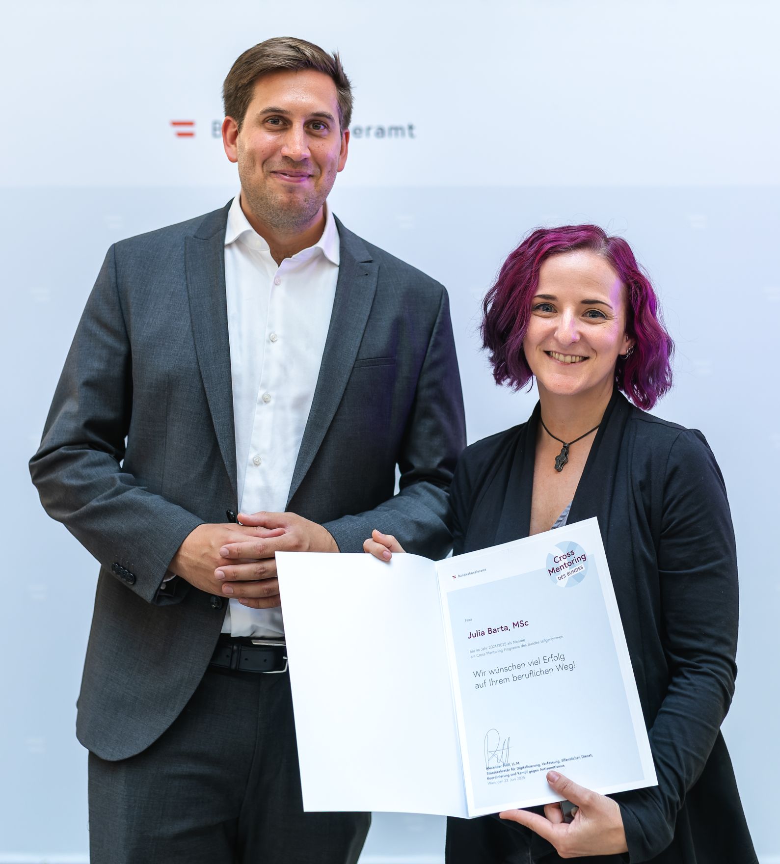 Am 23. Juni 2025 nahm Staatssekret&auml;r Alexander Pr&ouml;ll (l.) an der Abschlussveranstaltung des &bdquo;Cross Mentoring" Programms Jahrgang 2024/25 teil.