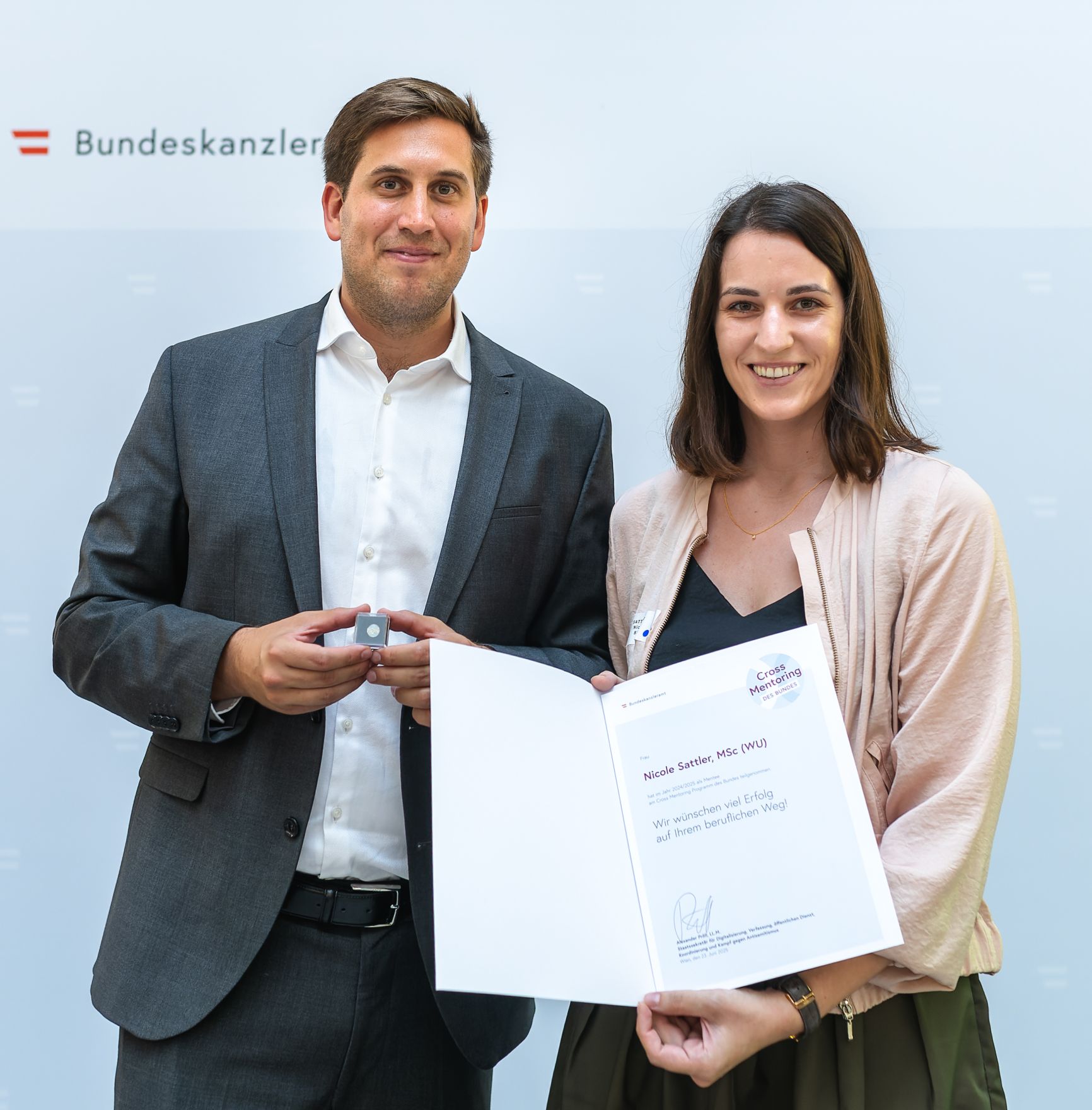 Am 23. Juni 2025 nahm Staatssekret&auml;r Alexander Pr&ouml;ll (l.) an der Abschlussveranstaltung des &bdquo;Cross Mentoring" Programms Jahrgang 2024/25 teil.