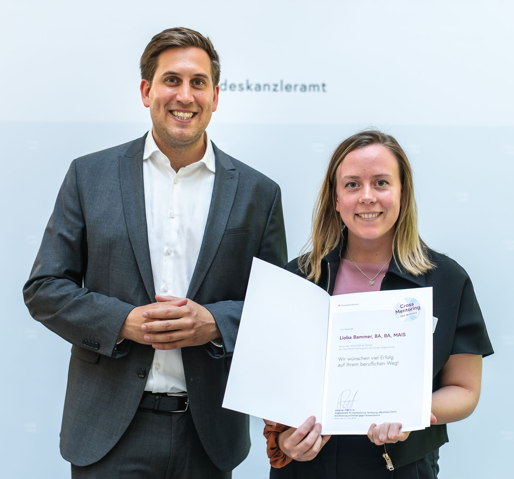 Am 23. Juni 2025 nahm Staatssekret&auml;r Alexander Pr&ouml;ll (l.) an der Abschlussveranstaltung des &bdquo;Cross Mentoring" Programms Jahrgang 2024/25 teil.