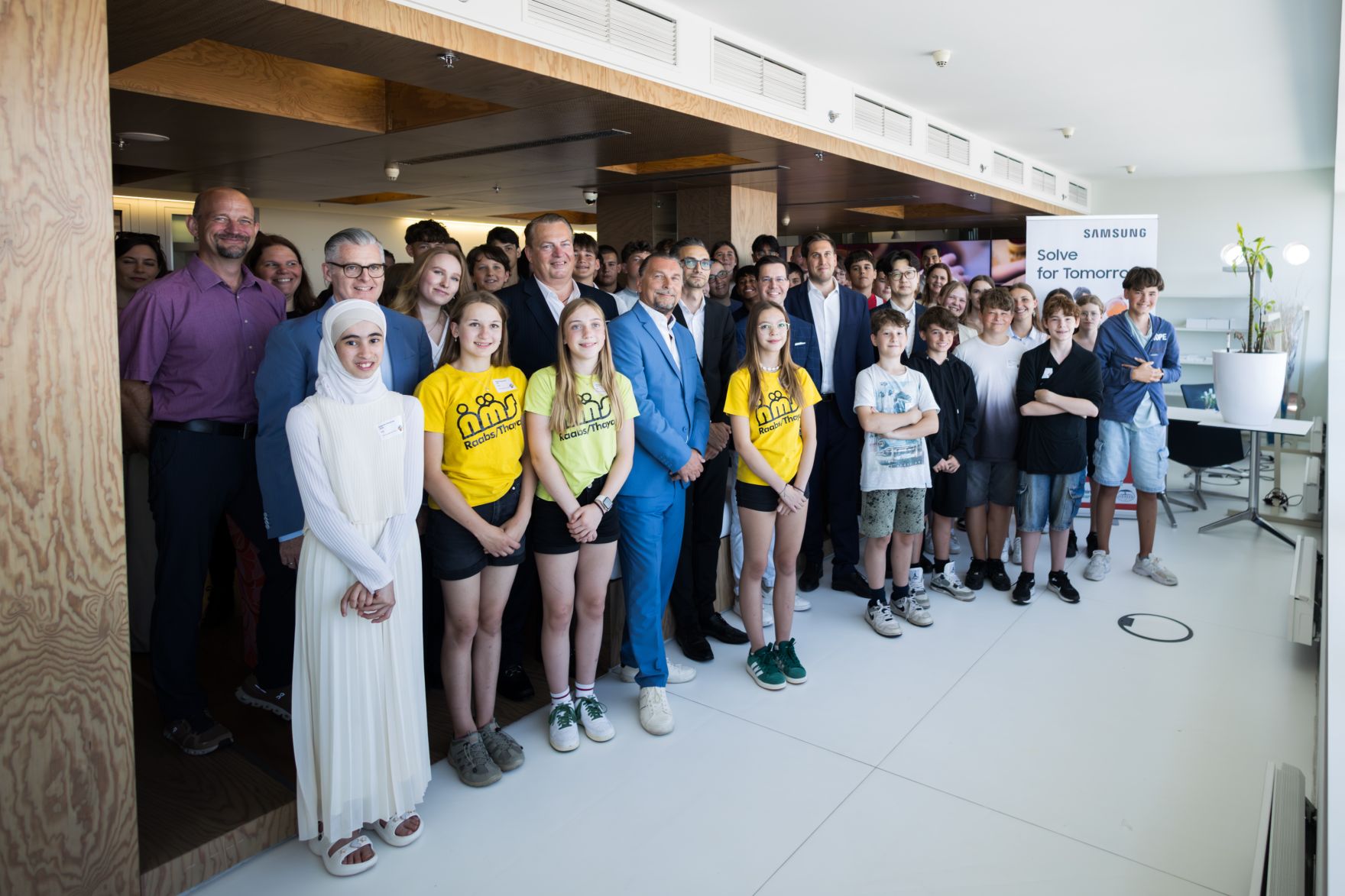 Am 24. Juni 2025 besuchte Staatssekret&auml;r Alexander Pr&ouml;ll (m.r.) die Samsung Electronics Austria GmbH in Wien.