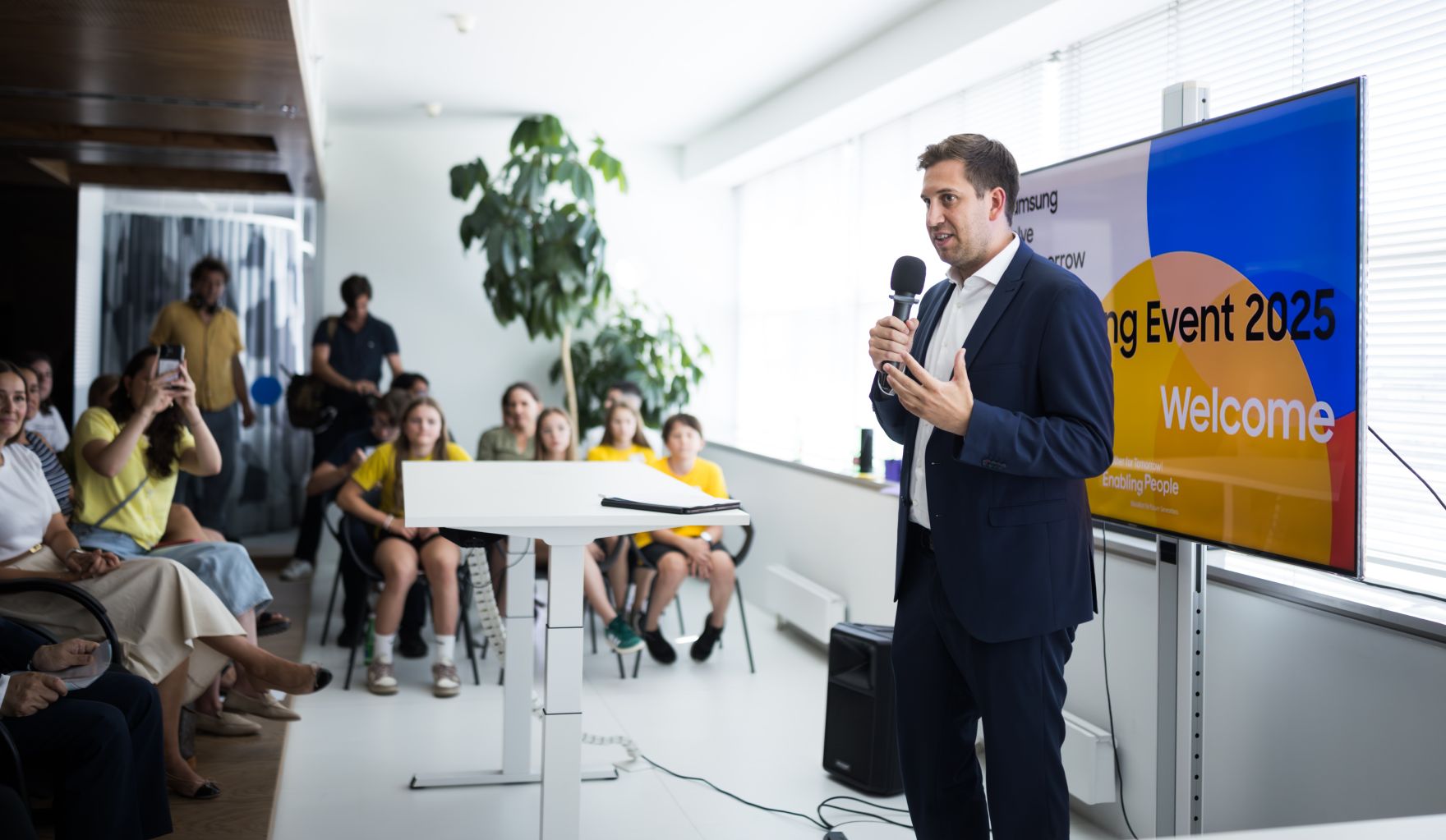 Am 24. Juni 2025 besuchte Staatssekret&auml;r Alexander Pr&ouml;ll (r.) die Samsung Electronics Austria GmbH in Wien.