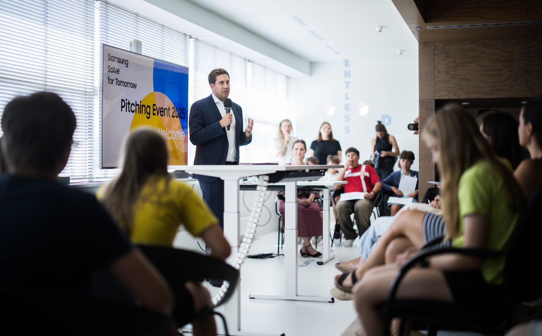 Am 24. Juni 2025 besuchte Staatssekret&auml;r Alexander Pr&ouml;ll (m.l.) die Samsung Electronics Austria GmbH in Wien.