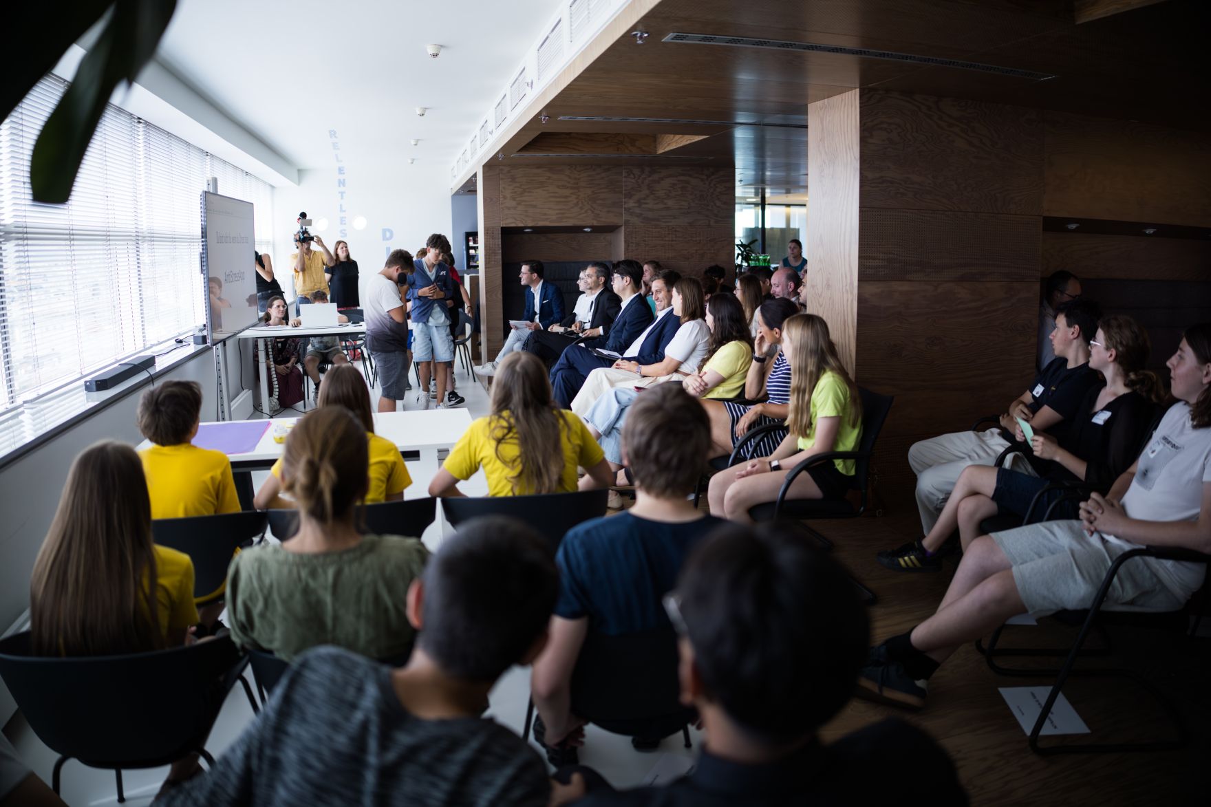 Am 24. Juni 2025 besuchte Staatssekret&auml;r Alexander Pr&ouml;ll die Samsung Electronics Austria GmbH in Wien.