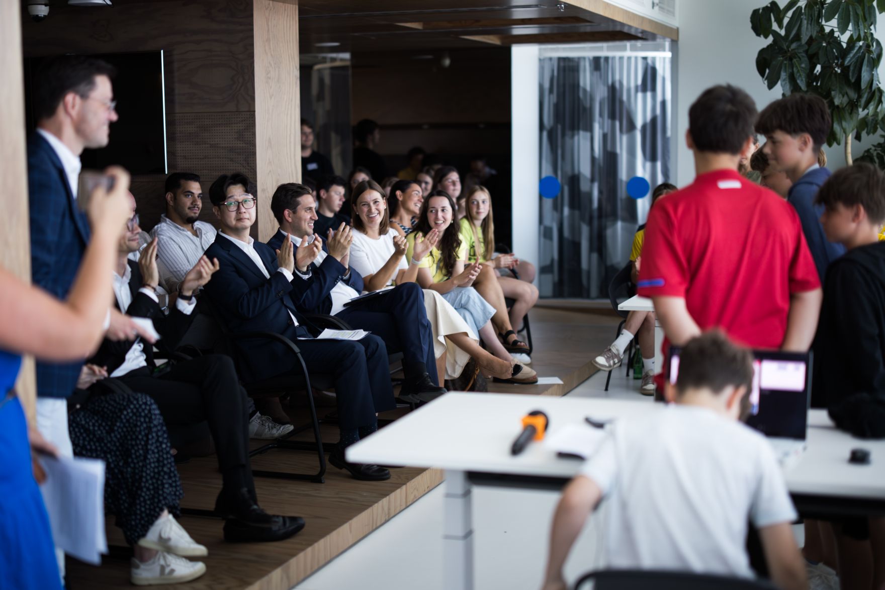 Am 24. Juni 2025 besuchte Staatssekret&auml;r Alexander Pr&ouml;ll (m.l.) die Samsung Electronics Austria GmbH in Wien.