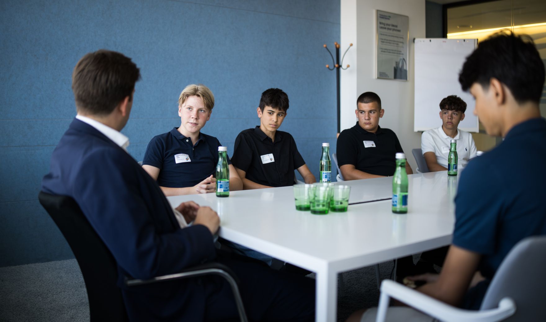 Am 24. Juni 2025 besuchte Staatssekret&auml;r Alexander Pr&ouml;ll (l.) die Samsung Electronics Austria GmbH in Wien.