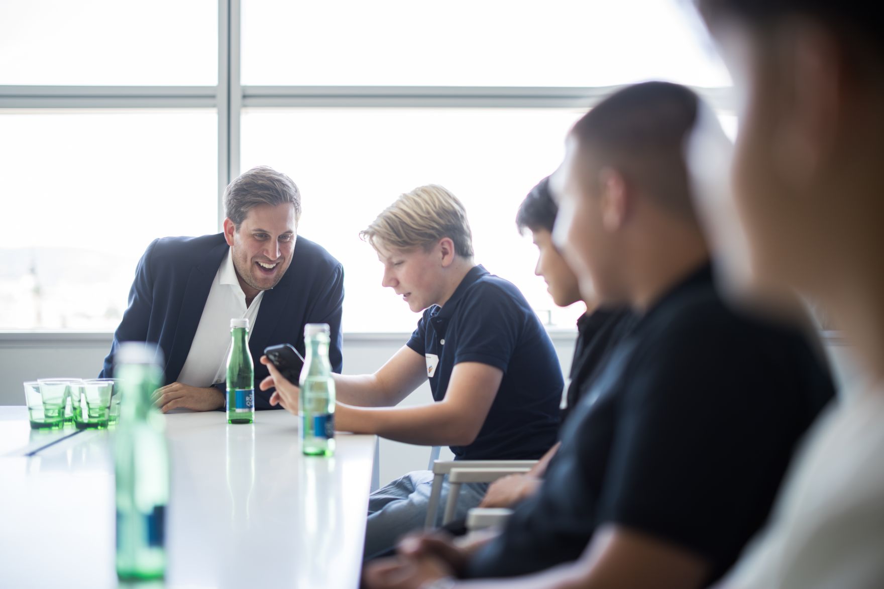 Am 24. Juni 2025 besuchte Staatssekret&auml;r Alexander Pr&ouml;ll (l.) die Samsung Electronics Austria GmbH in Wien.